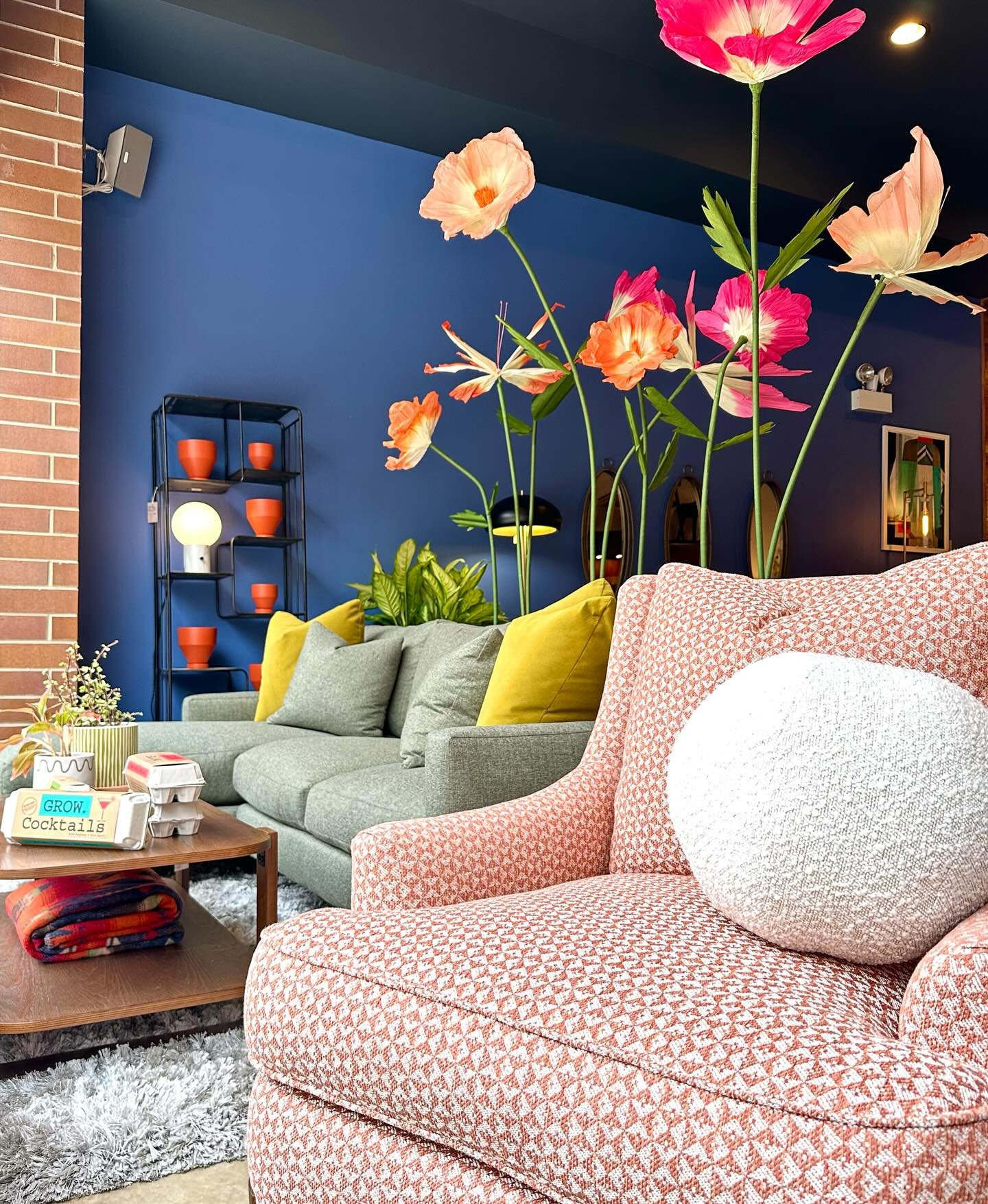 Spring has sprung over here at District and we spent the day refreshing the store! Come see all the vibrant touches of color in store now!

#districtchicago #springishere #beautifyyourspace #customupholstery #shoplocal