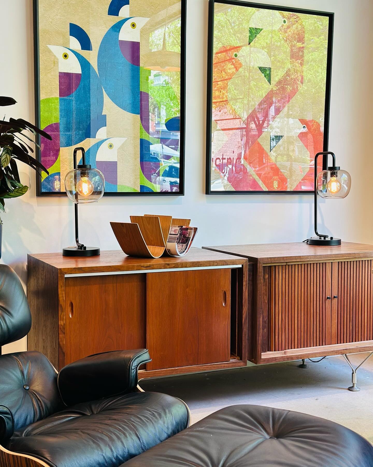 Happy Sunday y&rsquo;all! Get yourself some sunshine and stroll on over to see what&rsquo;s new. Here till 5! 😊

#districtchicago #midcenturystyle #findsomeinspo #lovethespaceyourein #shoplocal