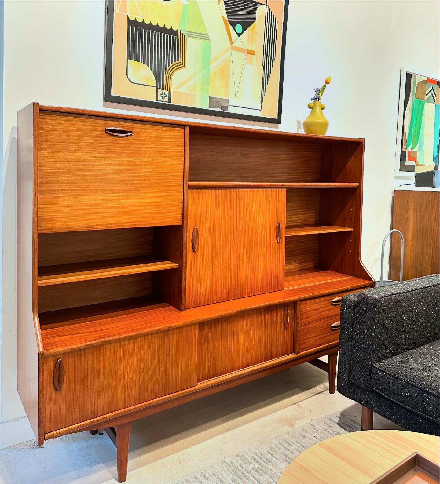 This gorgeous Danish teak piece just arrived! If you&rsquo;re looking for a statement piece, this could be definitely be it.

W72 D16.5 H56

#districtchicago #danishmodern #vintageteak #vintagewallunit #shoplocal
