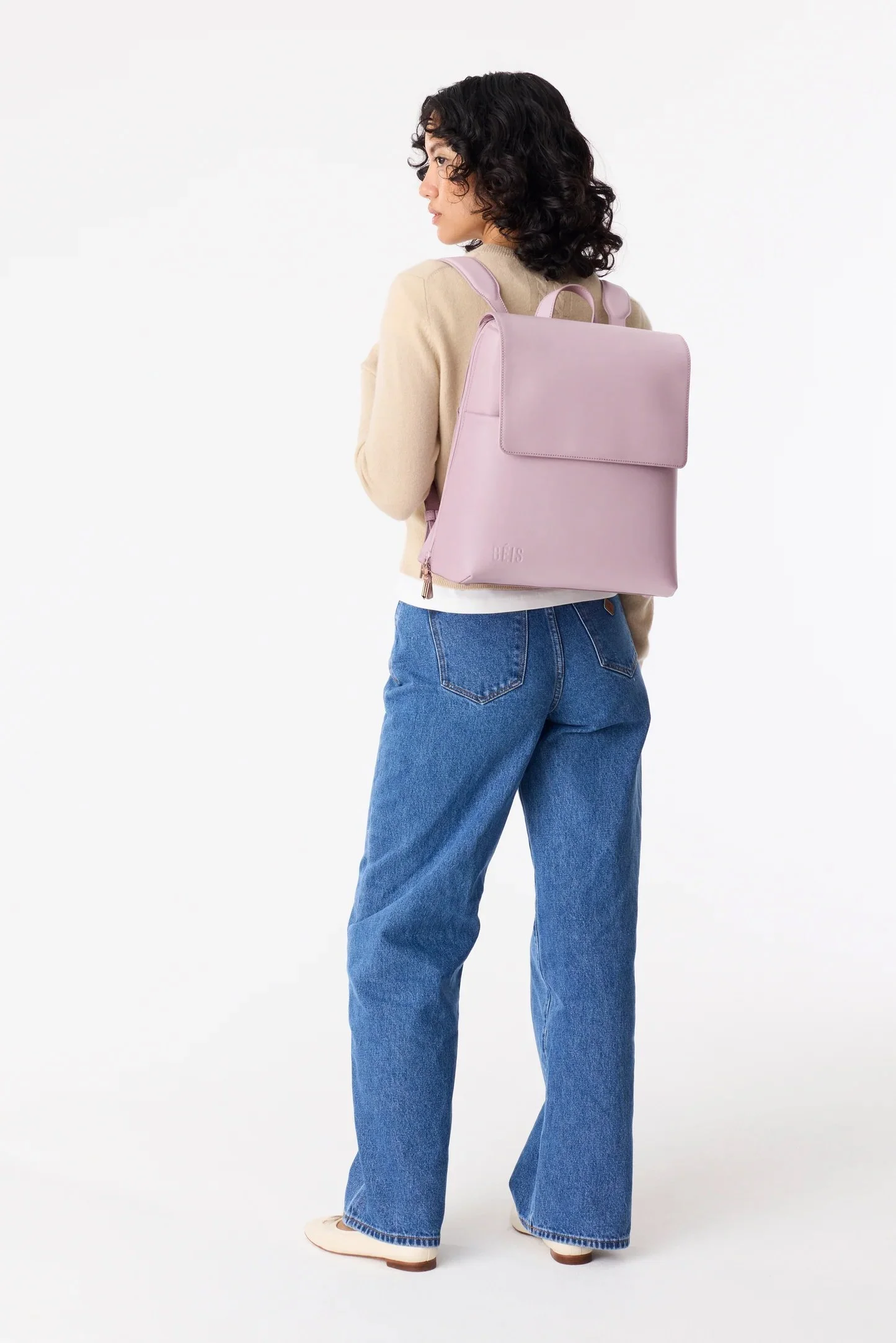 BEIS424846-TheWickedBackpack-WickedPink-model_0327_V1.jpg