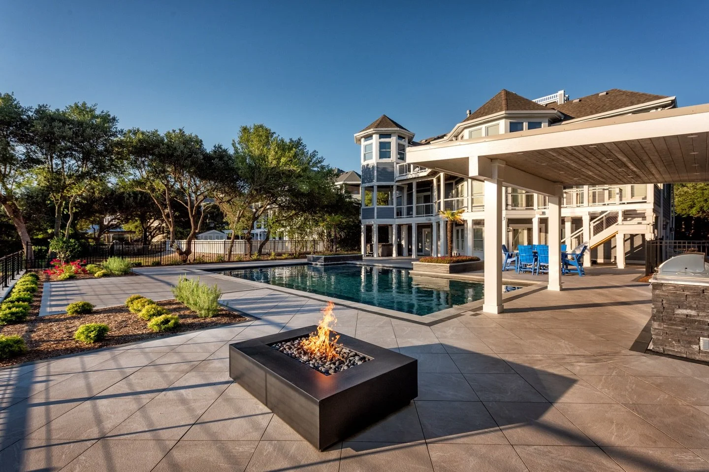 One pool, two moods ☀️🌙 Can&rsquo;t decide which we love more&hellip; day or night?

Photography: @jimismithphotography 
Design: @evolve_design_build 
Build: @artisanpoolsnc 
.
.
.
.
#artisanpools #artisanpoolsnc #swimmingpool #concrete #dayvsnight 