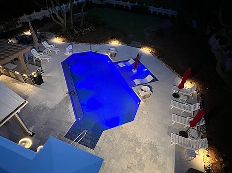 Check out this backyard transformation! We stripped the old pool down and added a tanning shelf, a couple planters/water features as well as a @speck.pumps Badu swim jet. The