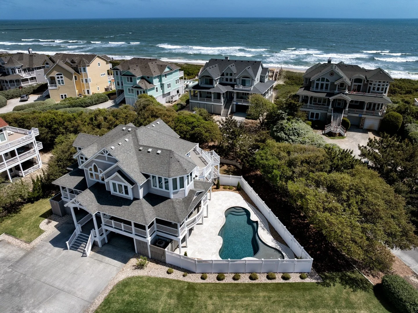 This pool&rsquo;s sleek combination of pavers, coping, and plaster was designed to stand out and stand up to the tough Outer Banks seasons 🏖️ Engineered for longevity, designed to wow. 

Check out the link in our bio to see more of our work ➡️ https
