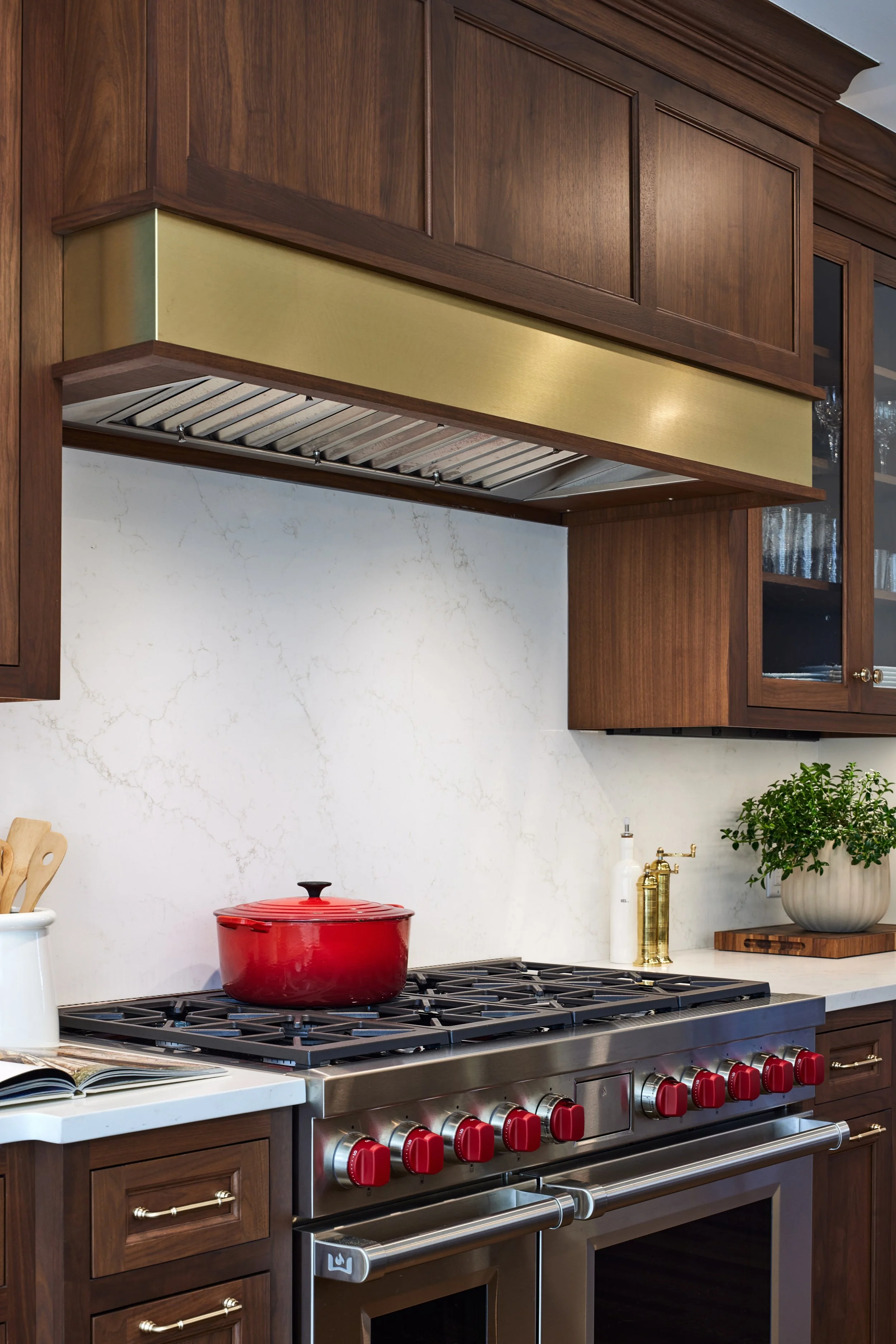 Gregoire Interiors-Chestnut Colonial-05L_hood.jpeg