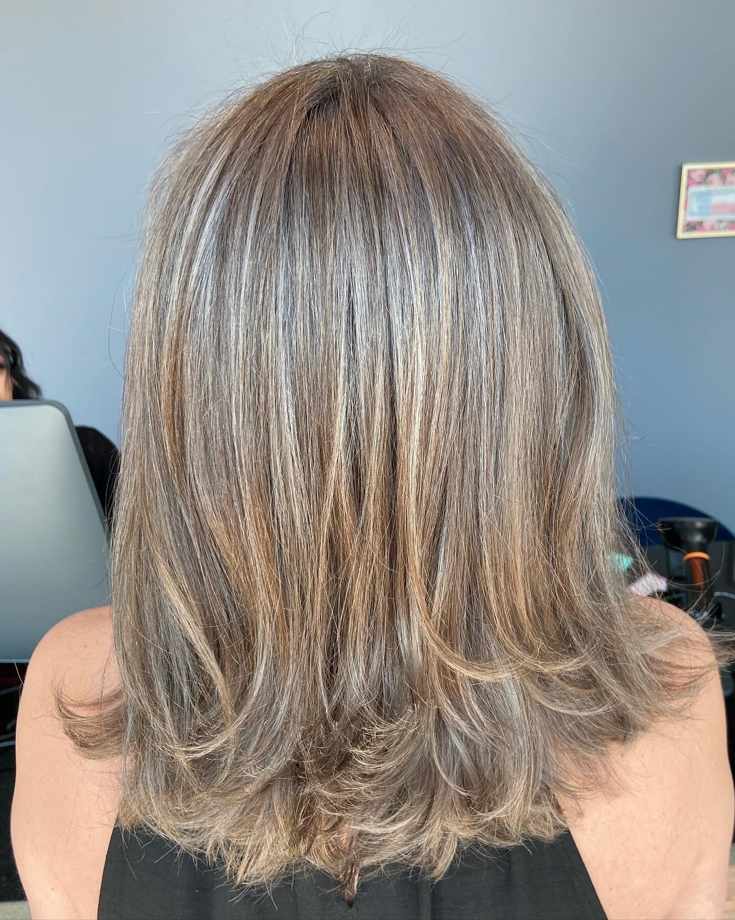 color correction w/ grey blending😌⁠
by beautybyjuless_ ⁠
⁠
#colorcorrection #greyblending #atxhairstylist #rrtx #rrtxhair #gypsyrosesalonrrtx ( #📷 @hairby.ellaruth )