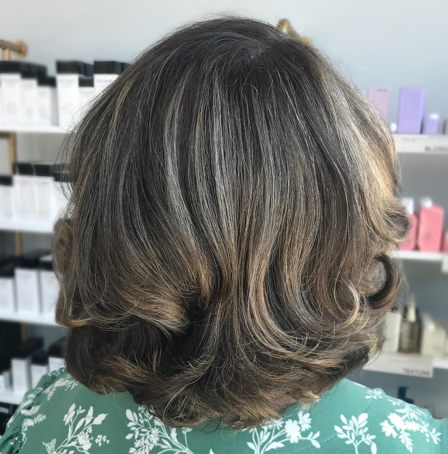 Stephanie has these unique patches of light blonde hair that naturally grow on her, otherwise, brunette hair. This time we added brighter blonde balayage through out to mimic the natural blonde pieces she already has. ⁠
The perfect amount of lighteni