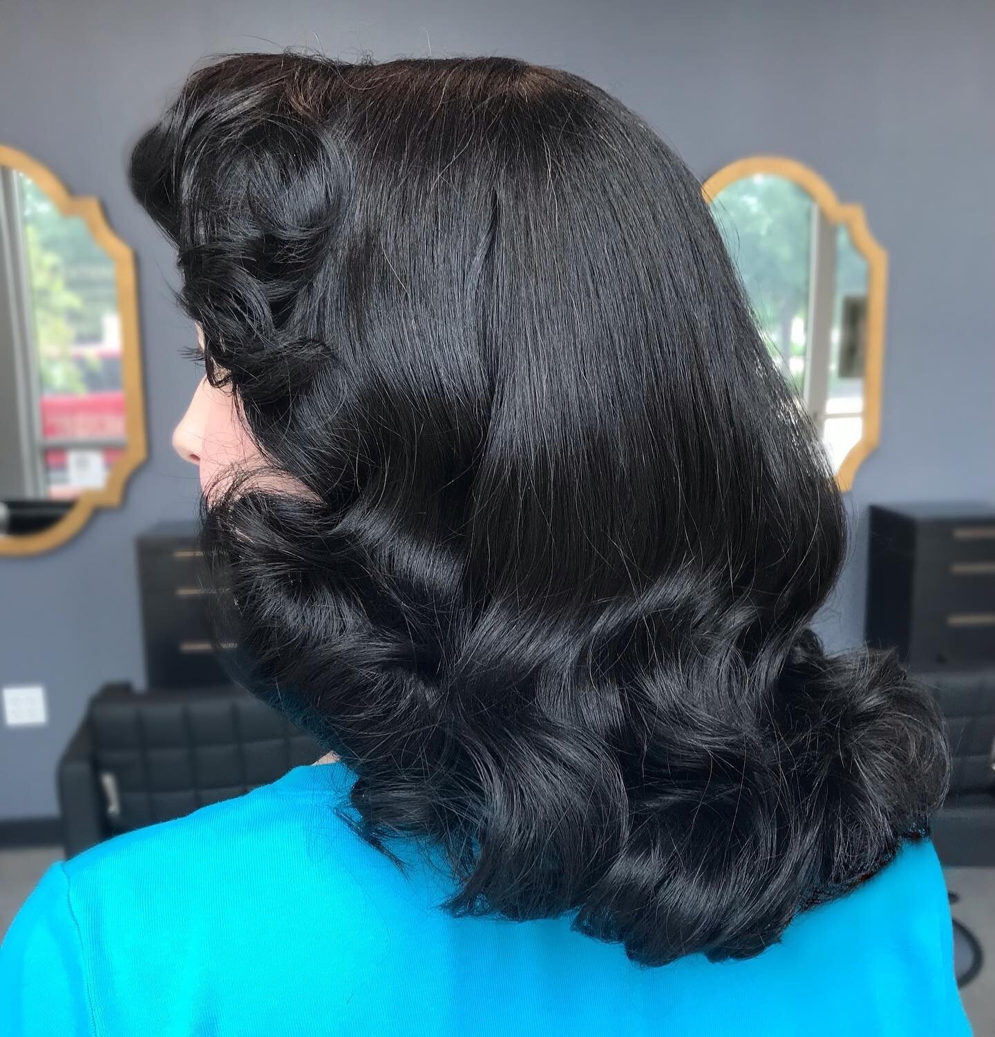 Check out this gorgeous 1940s horseshoe haircut and curl set that I styled for my client! I love how classic and timeless this style is, and it's always so much fun to recreate vintage looks like this. The horseshoe shaping is an elongated U, which h