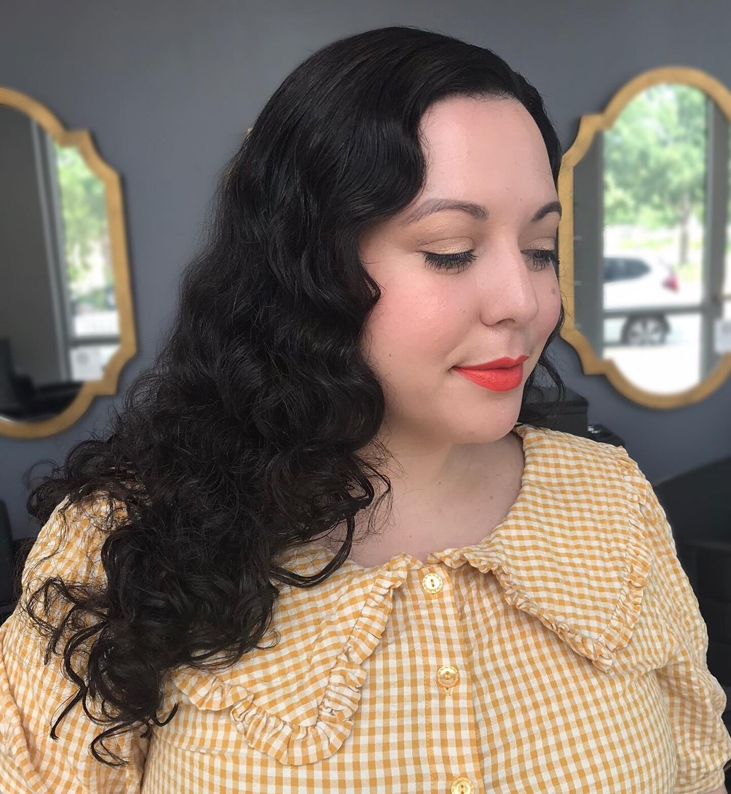 Would you believe that these beautiful curls are NATURAL! 😍 I love the challenge of working with natural curls to recreate the look of a vintage set. ⁠
⁠
To achieve this, I scrunched her hair with some curl cream to bring back that natural curl afte