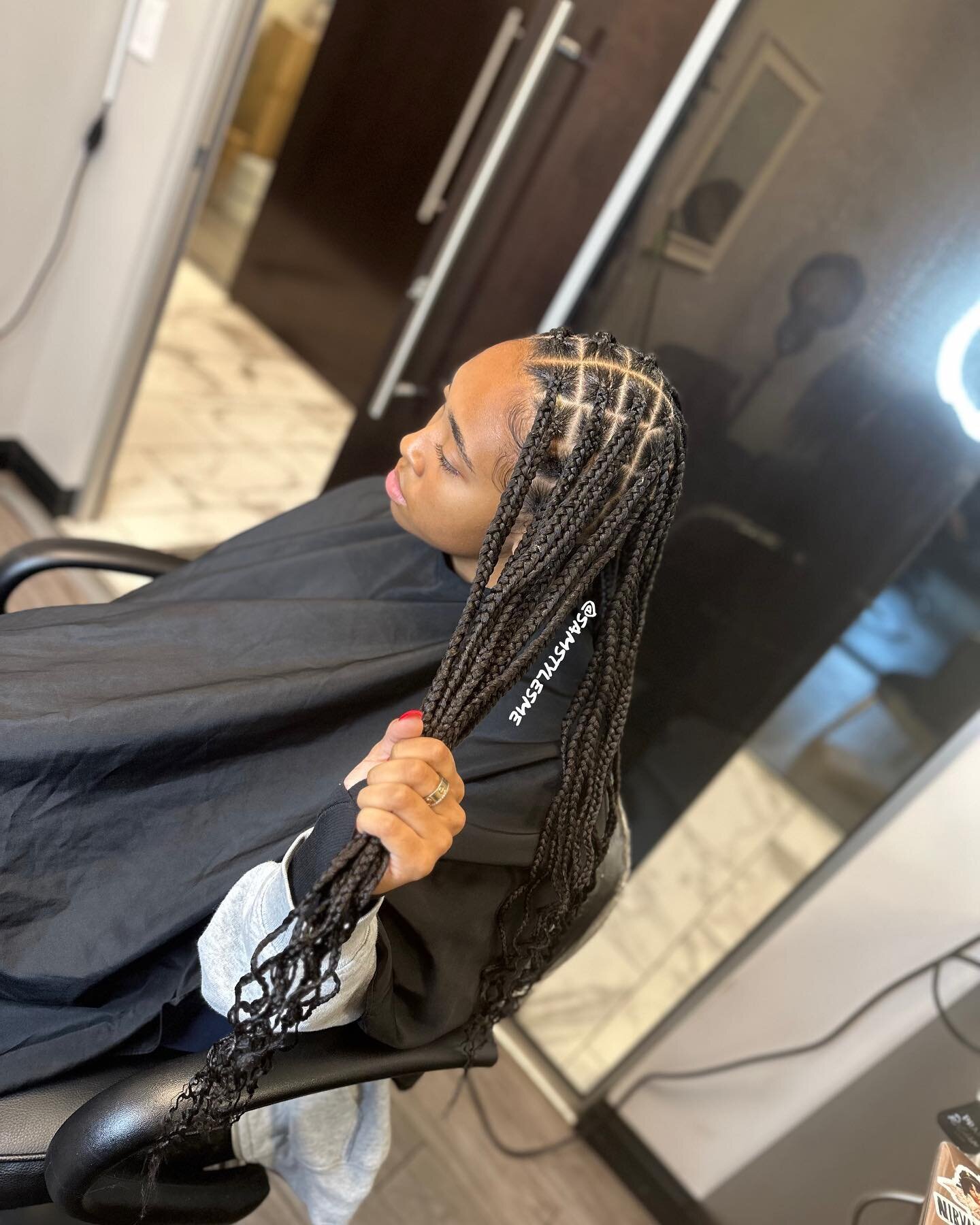 Medium knotless it&rsquo;s braid season ☀️ #samstylesme #clthairstylist #charlottebraider #cltknotlessboxbraids #charlottenaturalstylist #charlottenaturalsalon #charlottehair #knotlessbraids #charlottenc