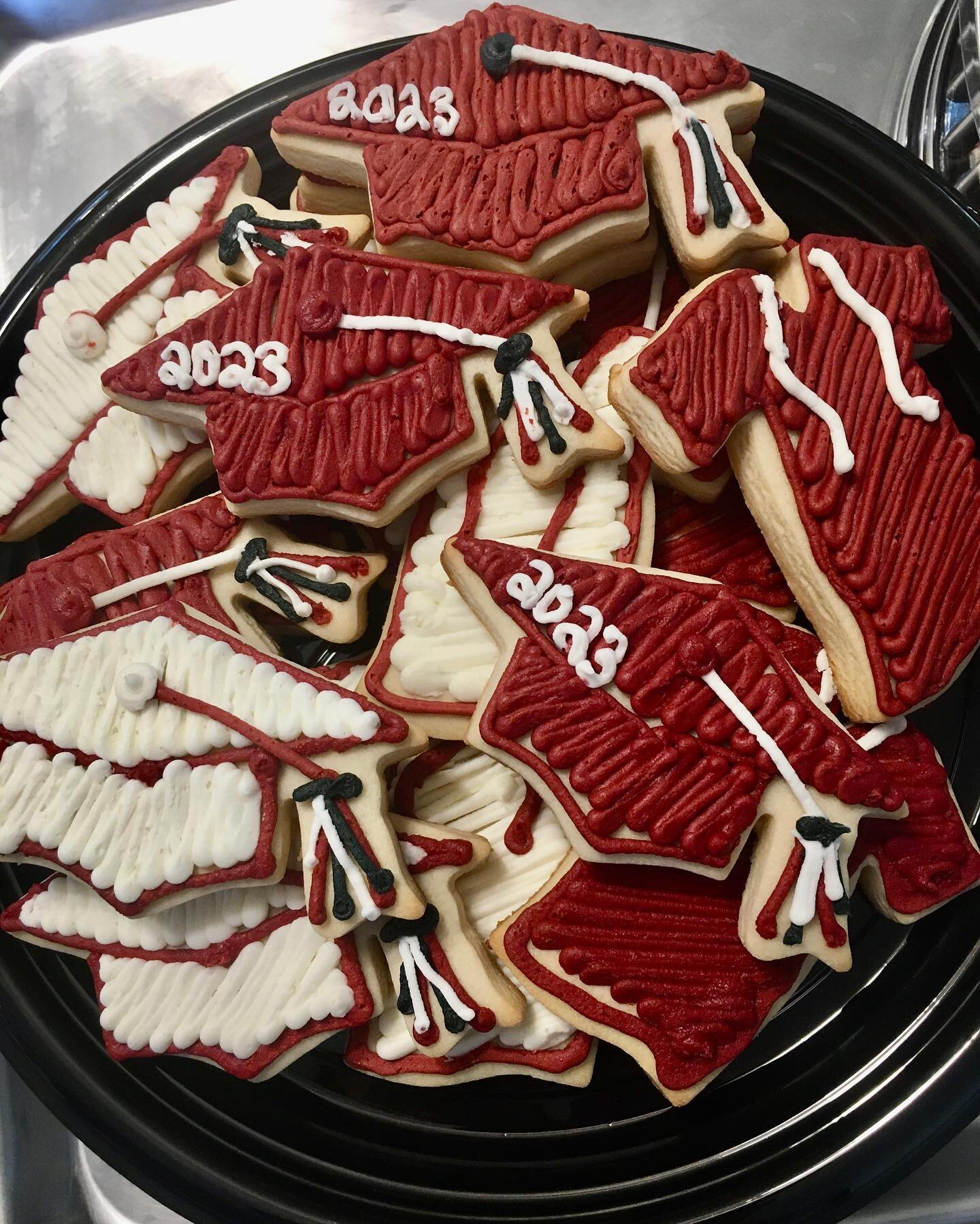 Buttercream Caps and Gowns! ✨🎓
.
.
.
#buttercreamcookies #almondsugarcookies #homebaker #decorate #graduation