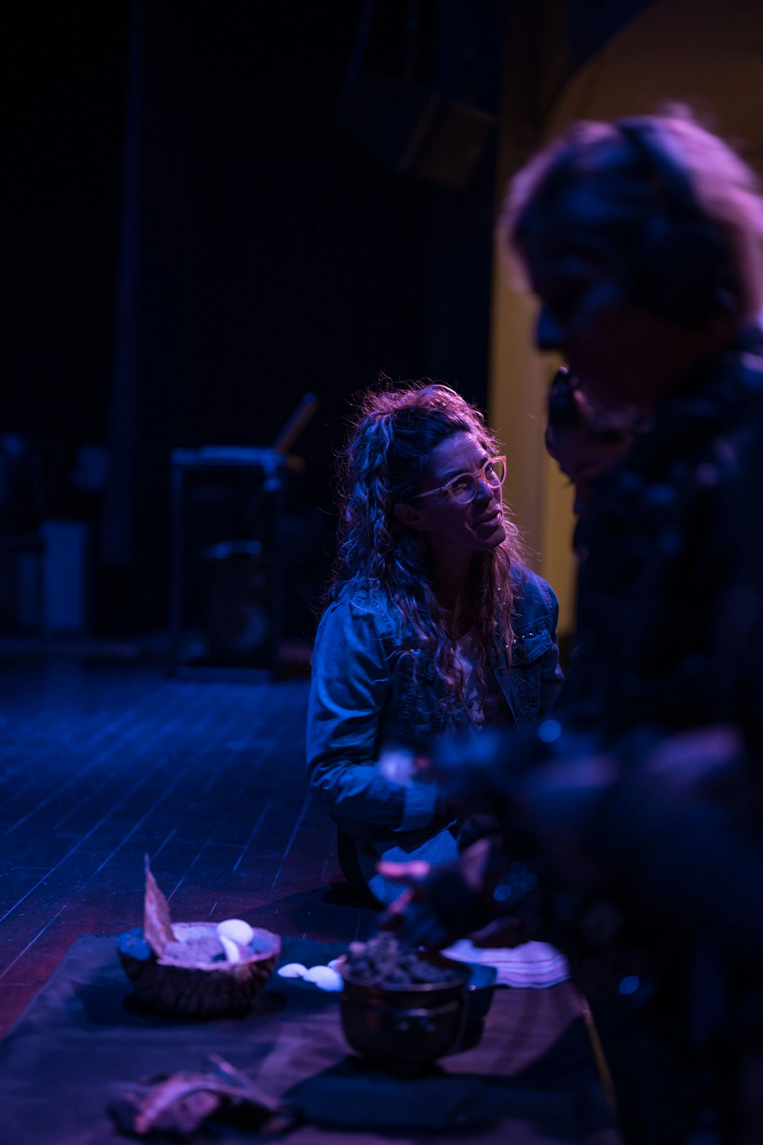 Audience feeling the textures at the presentation night of La Espera de la Sirena