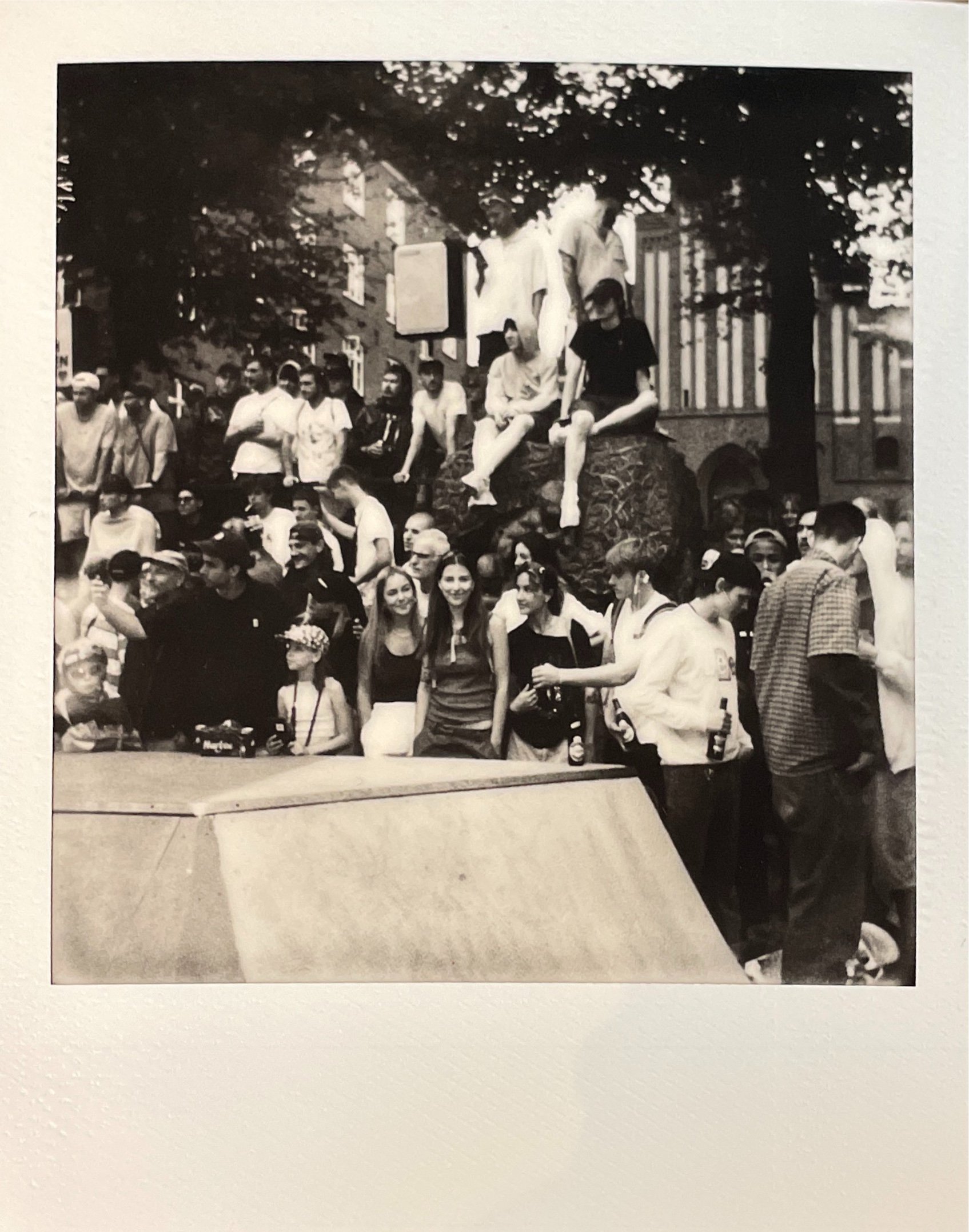 Crowd watches Oski Session. 