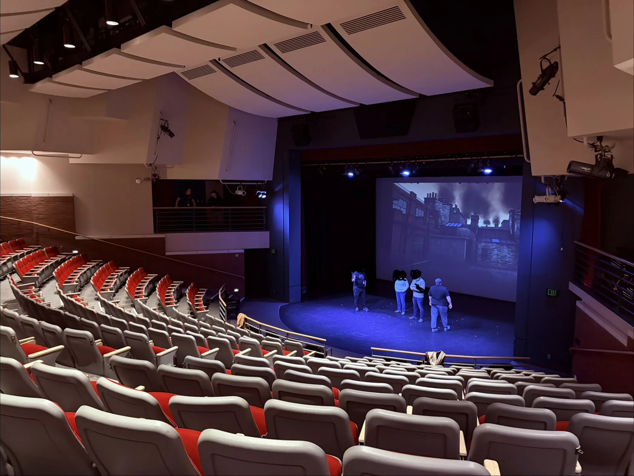 When Second Life Meets the Stage