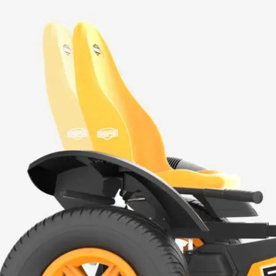 Nahaufnahme eines Rollstuhls, bei dem die Rückenlehne durch zwei Bananen ersetzt wurde.