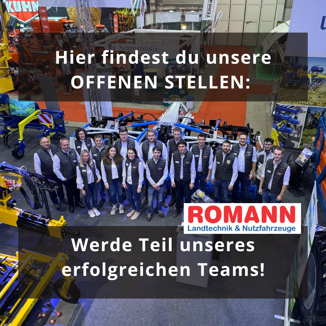 Gruppenfoto von Mitarbeitern bei einer Landtechnikmesse, umgeben von landwirtschaftlichen Geräten und Maschinen, mit Text auf dem Bild, der zu offenen Stellen bei ROMANN Landtechnik & Nutzfahrzeuge einlädt, und einem Logo der Firma.