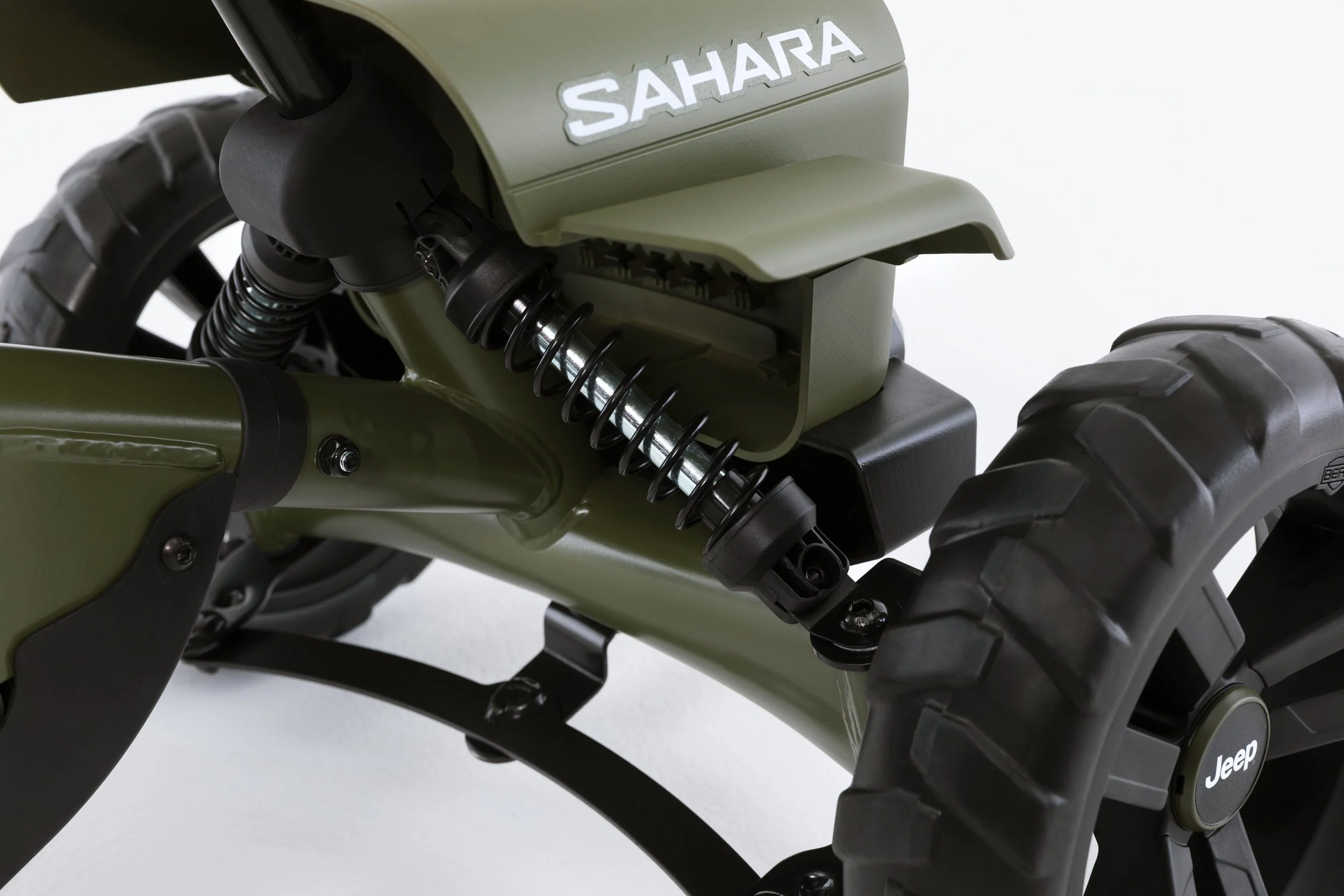 24.30.12.00_8715839066661_JEEP Buzzy Sahara_PI9 (1).jpg