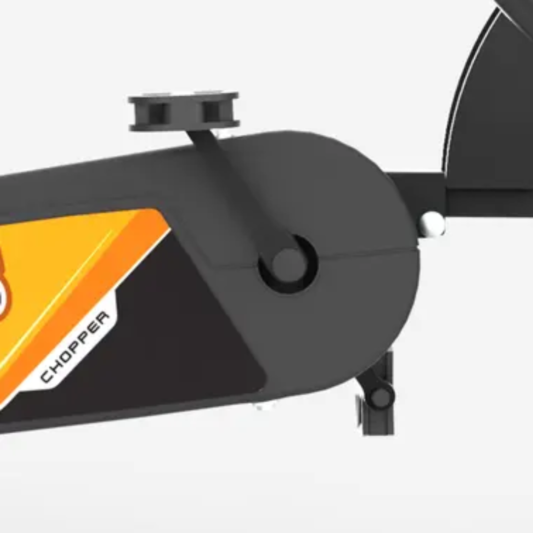 Nahaufnahme eines schwarzen Drohnen mit einem orangefarbenen Aufkleber mit der Aufschrift "Chopper".
