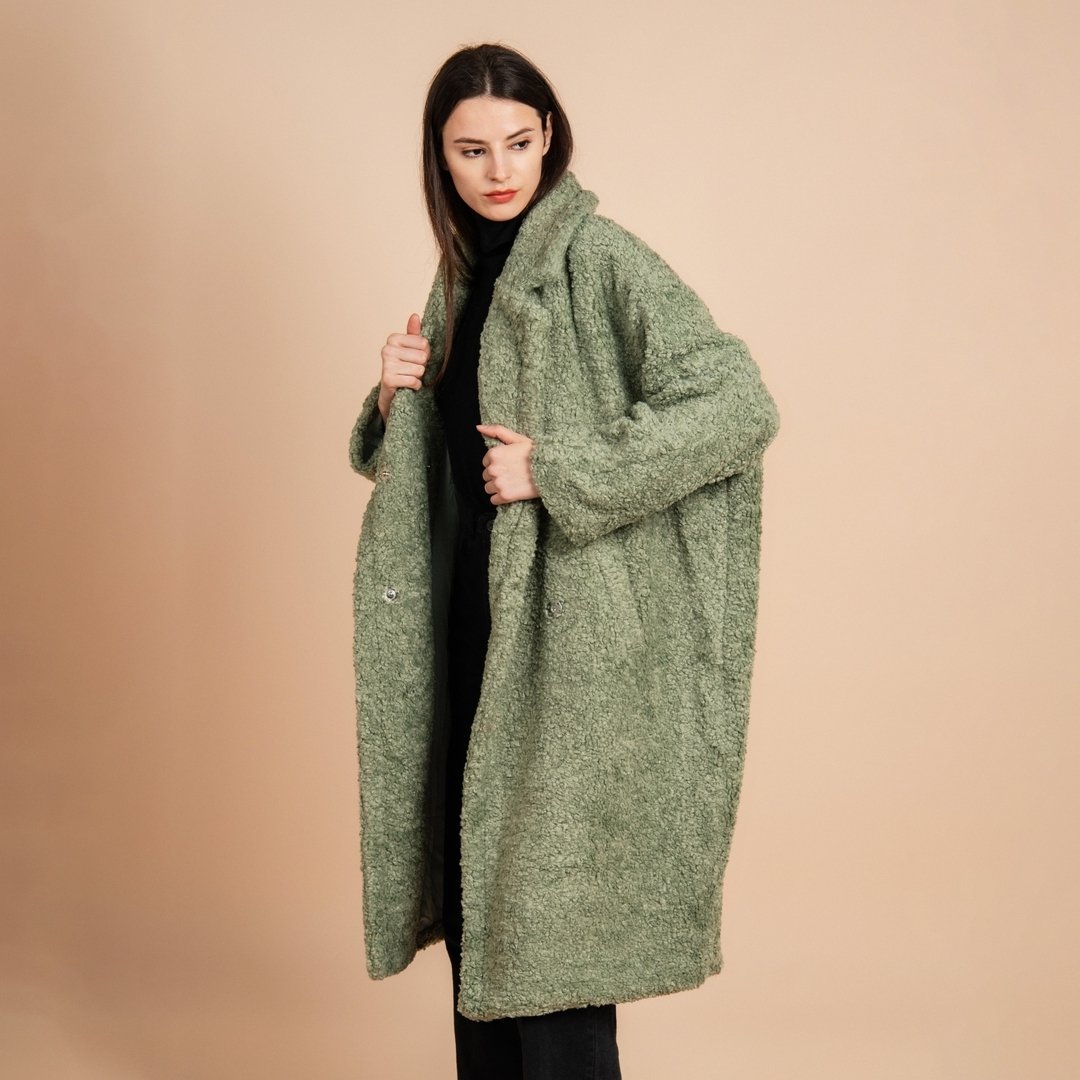 Stay cozy and stylish in this oversized sherpa Jacket! ❄️ 
#outerwear #jacket #fashion #fashionstyle #autumnstyle #coat #fashionlook #sherpajacket