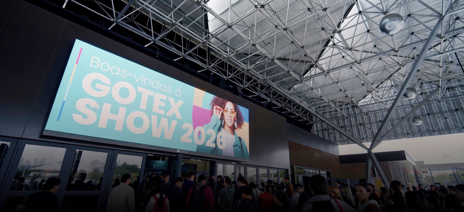 Crowd gathered near entrance at GOTEK SHOW 2026, large digital display welcoming visitors inside a modern, spacious convention center with a high metal ceiling.