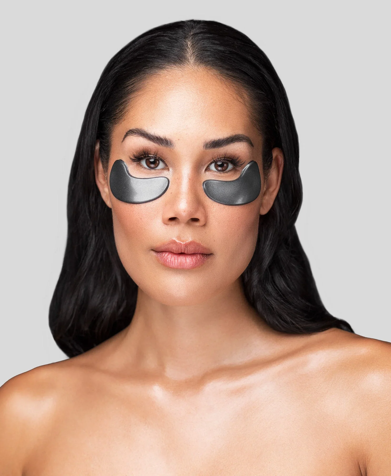 black-pearl-eye-mask-model-color-bg.webp