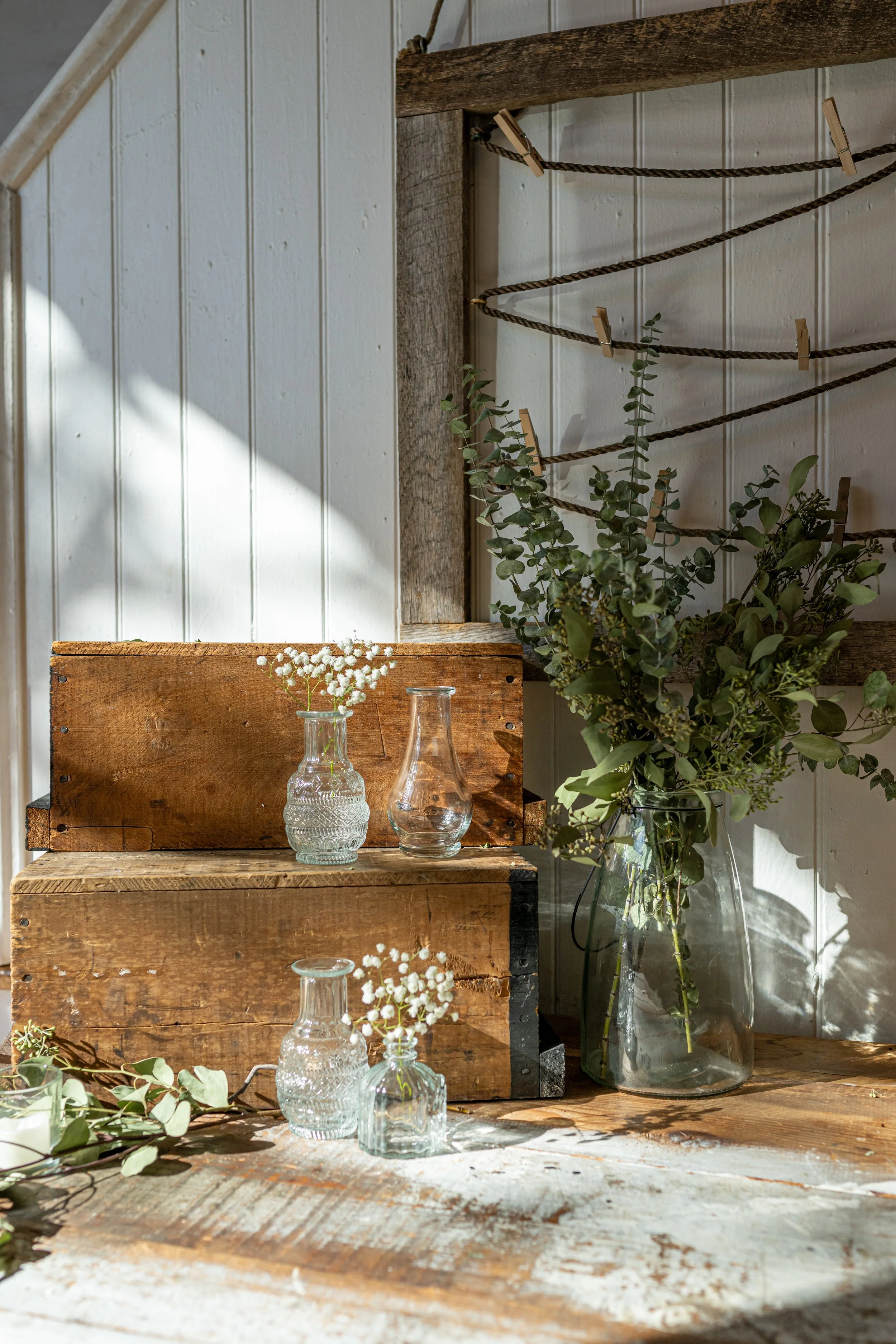 Included glassware decor.