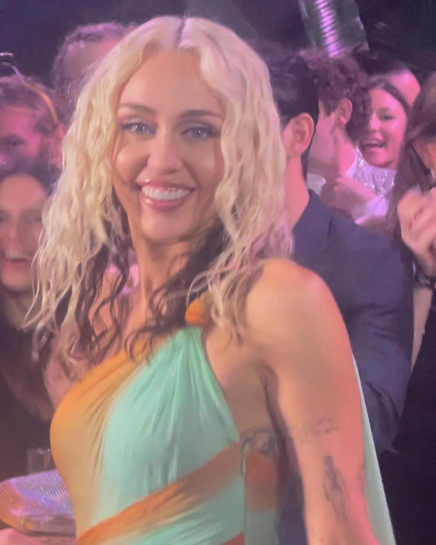 the picture/vid I got of miley right before she says hi to me and have a meltdown on the spot deserves a post of its own 😭❤️🥹 @mileycyrus