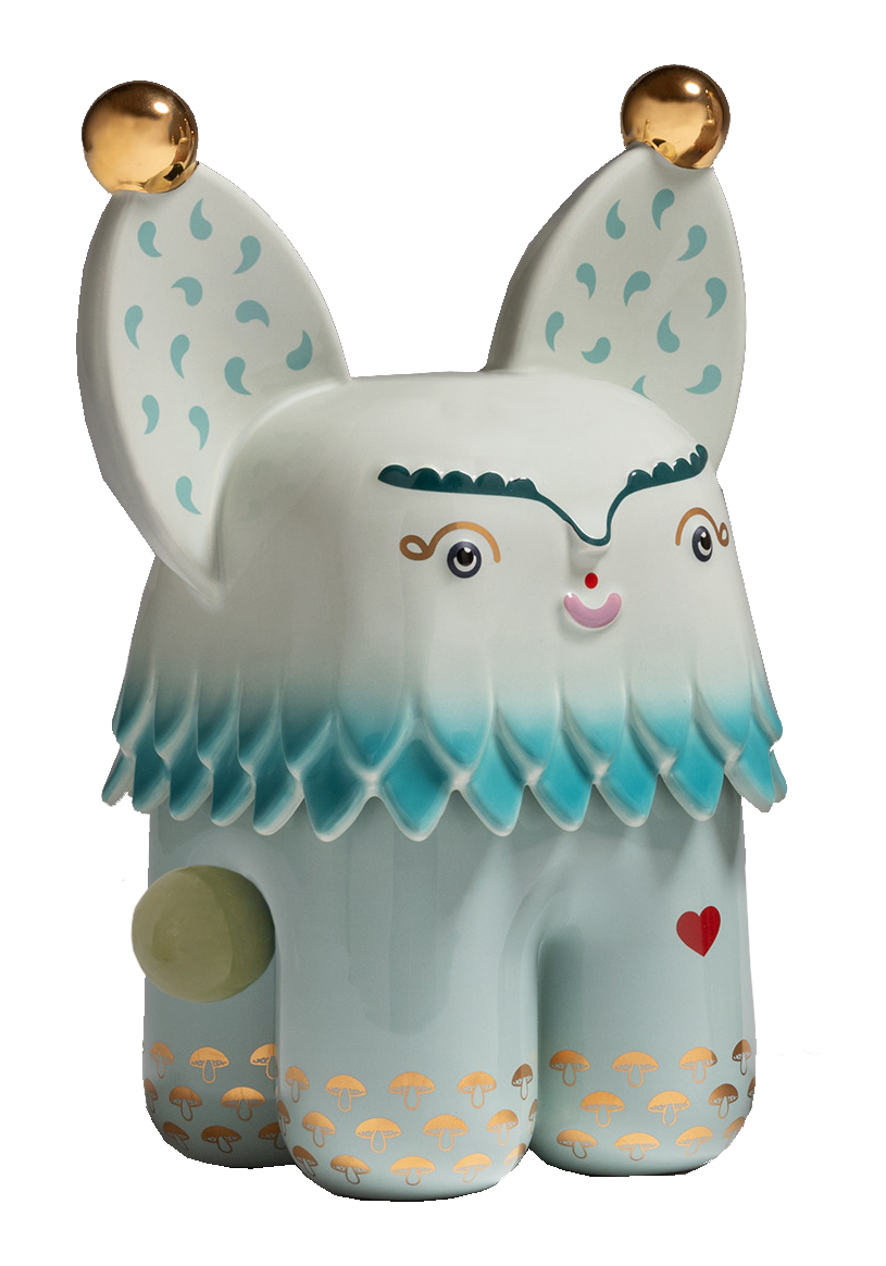 Escultura decorativa con forma de caricatura de animal con orejas grandes con puntos azules, rostro sonriente, barba azul, y detalles dorados en las orejas.