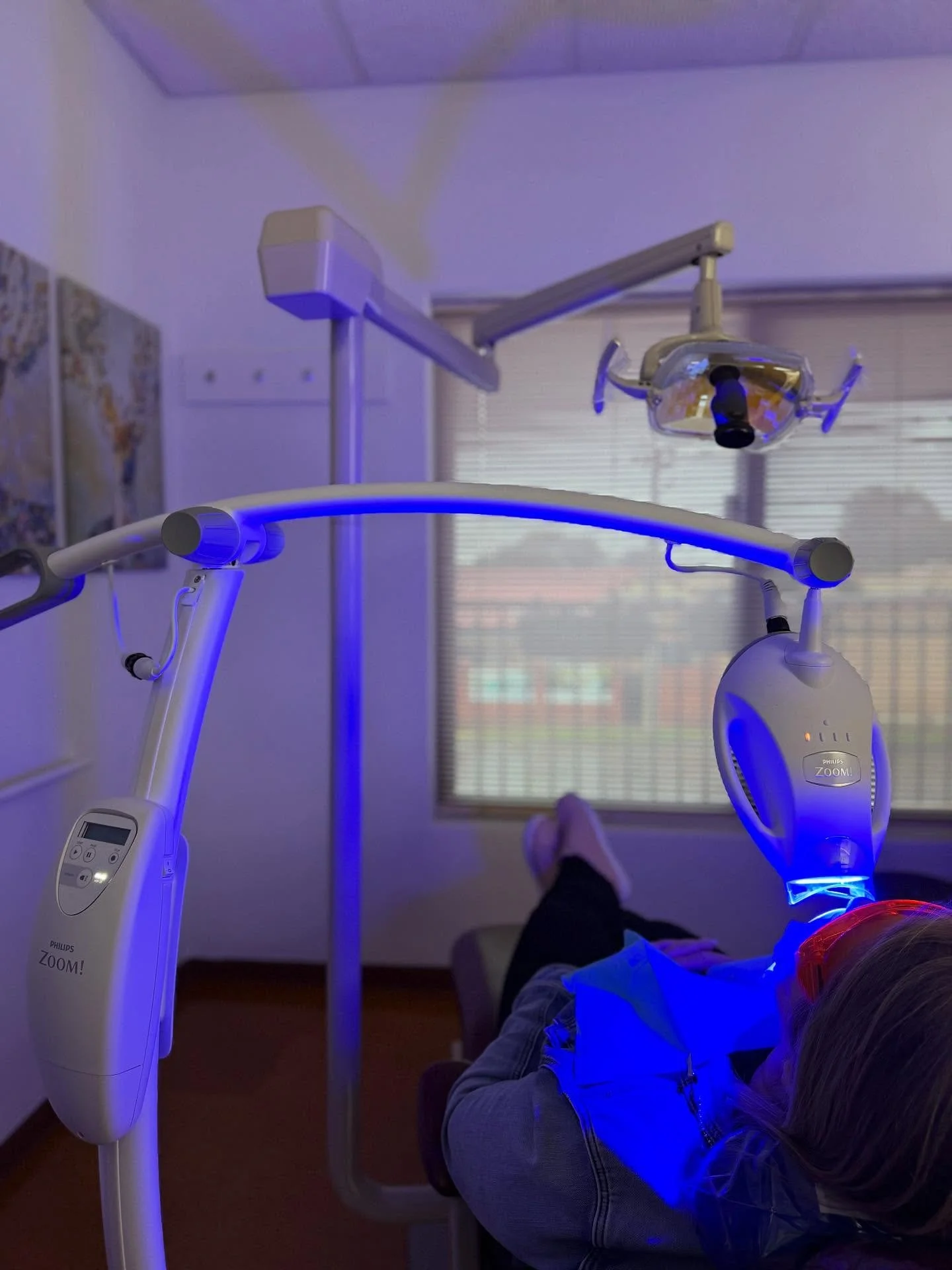 Brighter smiles, professionally done. Our Philips ZOOM! in-chair whitening is a safe and effective treatment that lifts stains and brightens your smile, all in a single visit.
#teethwhitening #sonreirteethwhitening #philipszoom #smallbusiness #adela