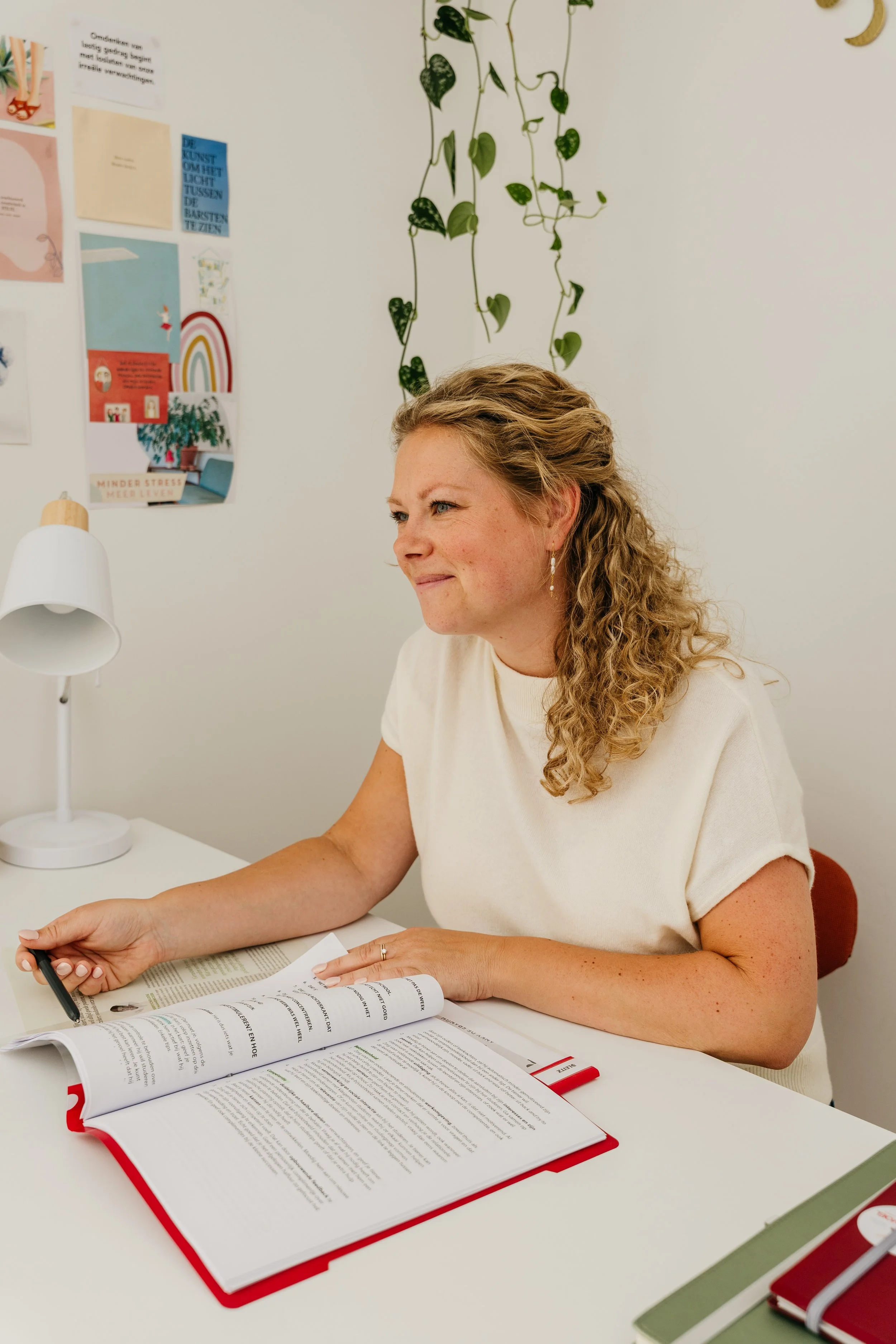 Charlotte van Atelier Voel bespreekt een cursus met een student tijdens de studiebegeleiding