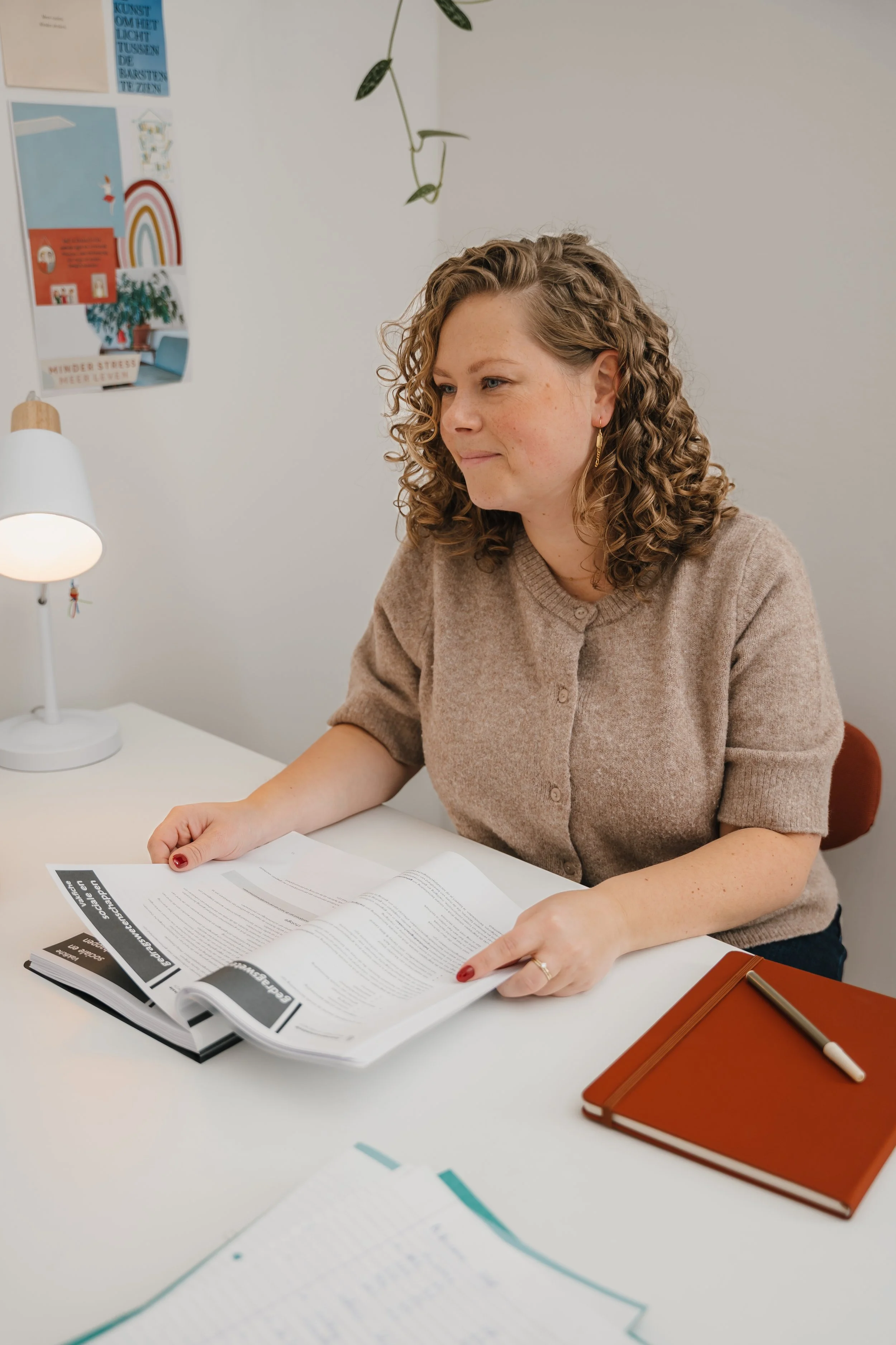 Charlotte van Atelier Voel bladert in een cursus