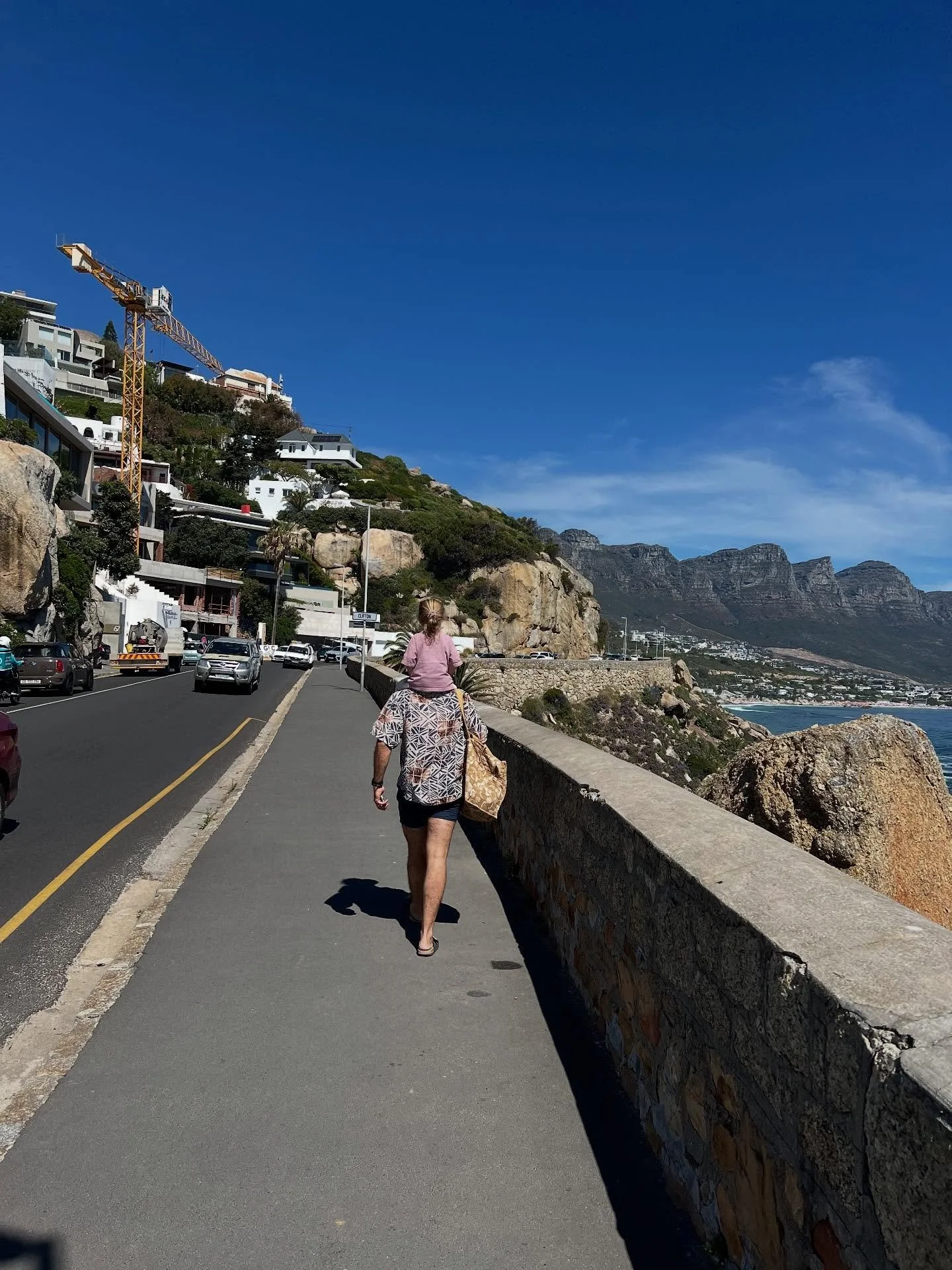 Inmiddels zijn de eerste twee weken alweer voorbij, maar gelukkig hebben we er nog zes (!) te gaan. We zijn twee maanden lang in en rondom Kaapstad en wauw wat voelt dat als een zege dit met de kindjes te mogen meemaken.

1. Na een nachtvlucht van bi