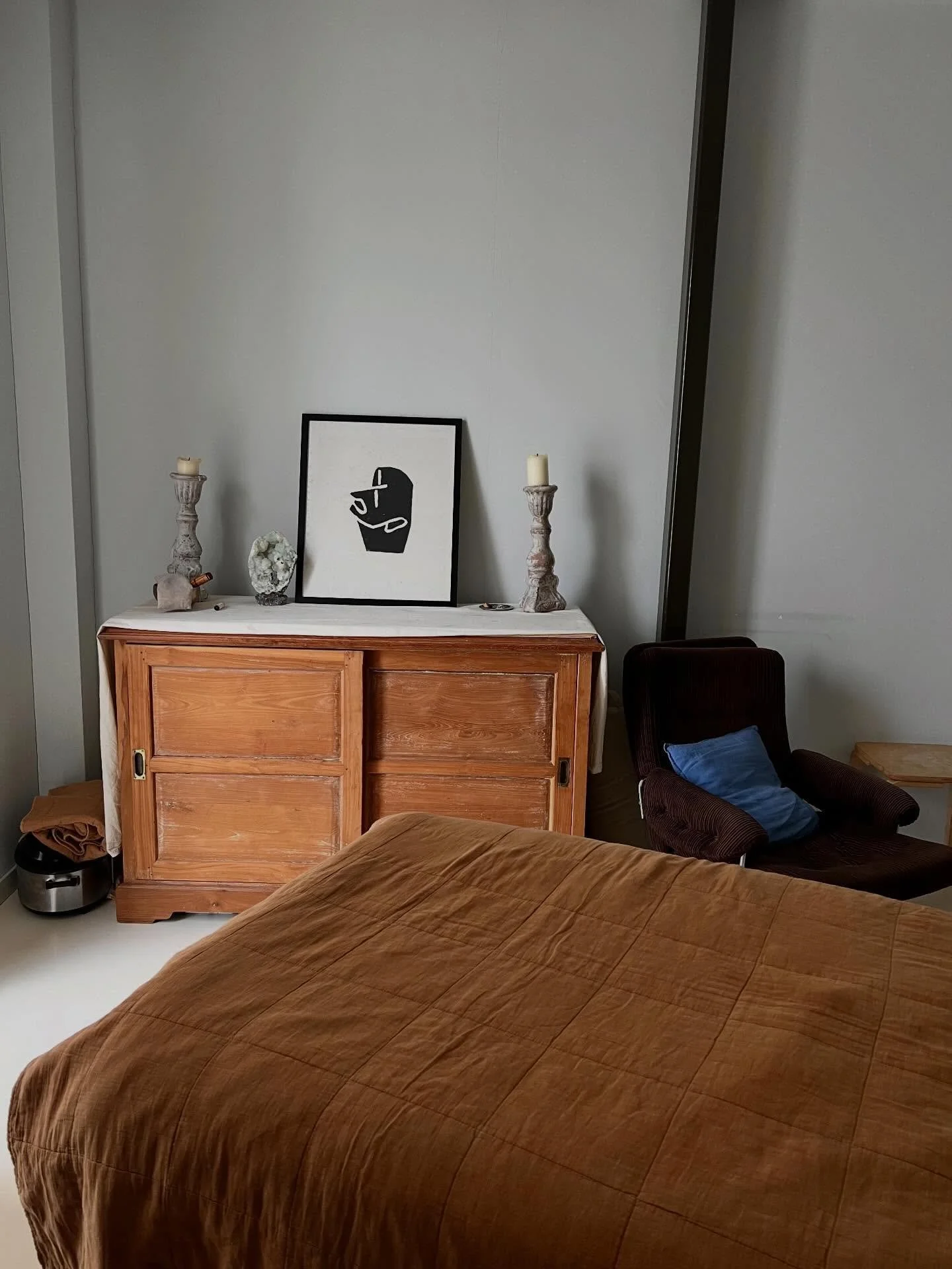 I happily massage pregnant and postpartum women in their own space, on their bed. But, I do understand this is not for ever a relaxing idea. Sooo, from next week I will he able to offer massages on a table in the beautiful warm and cosy space of Stre