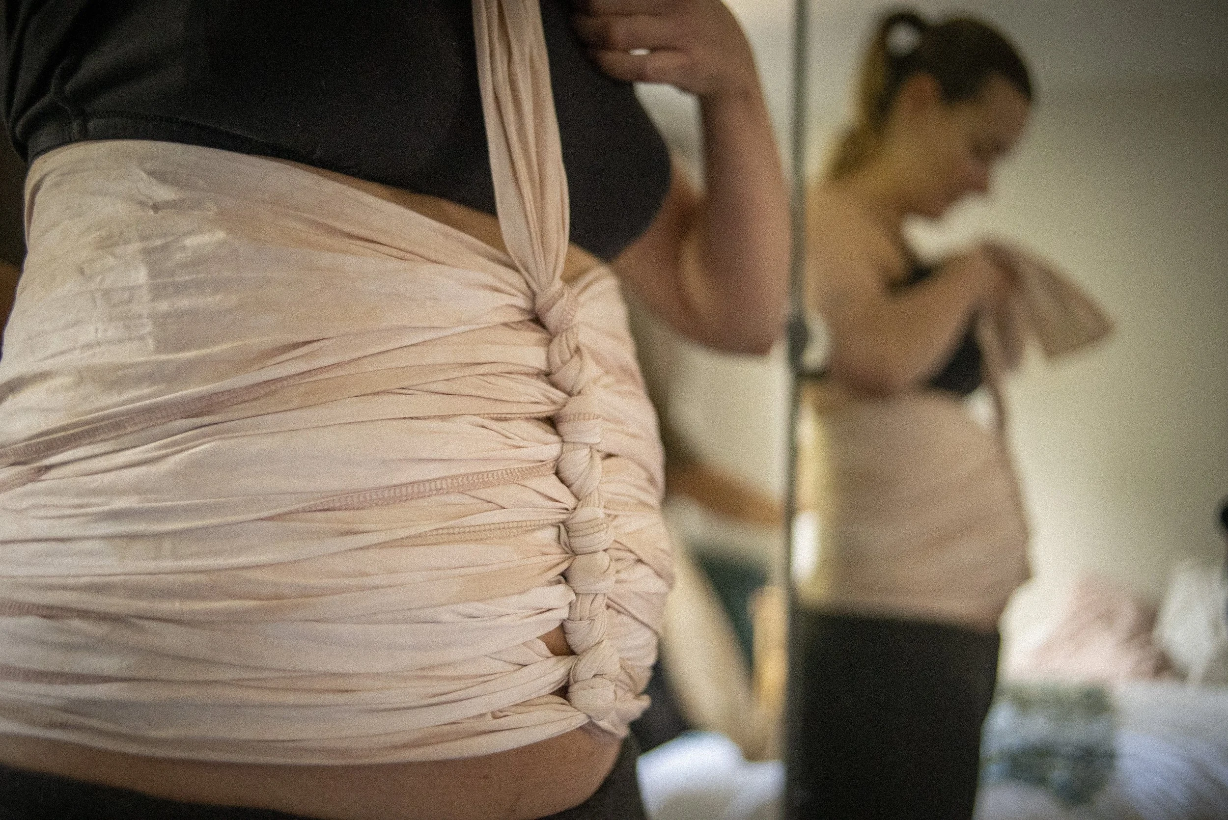 close up van bellybind om een postpartum buik