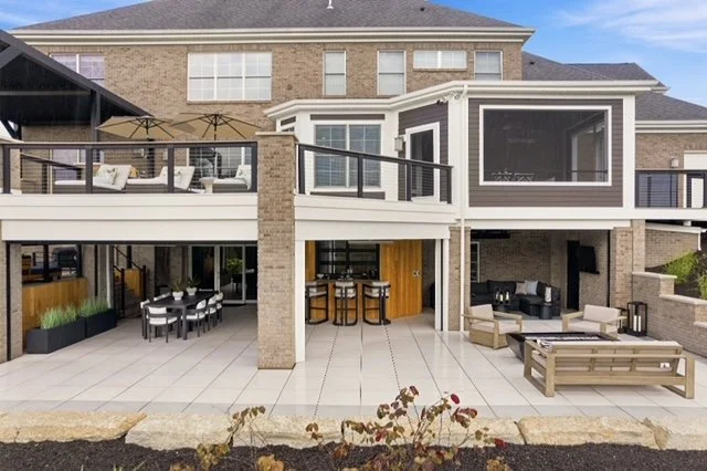 Modern outdoor living space decorated by FUNCY DECOR.