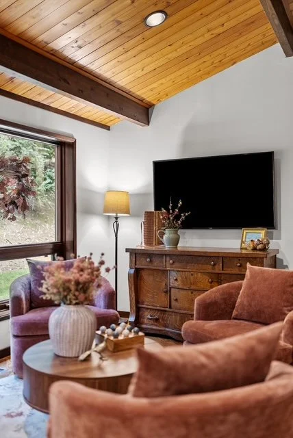 Mid-Century Sitting Room interior decorated by FUNCY DECOR.
