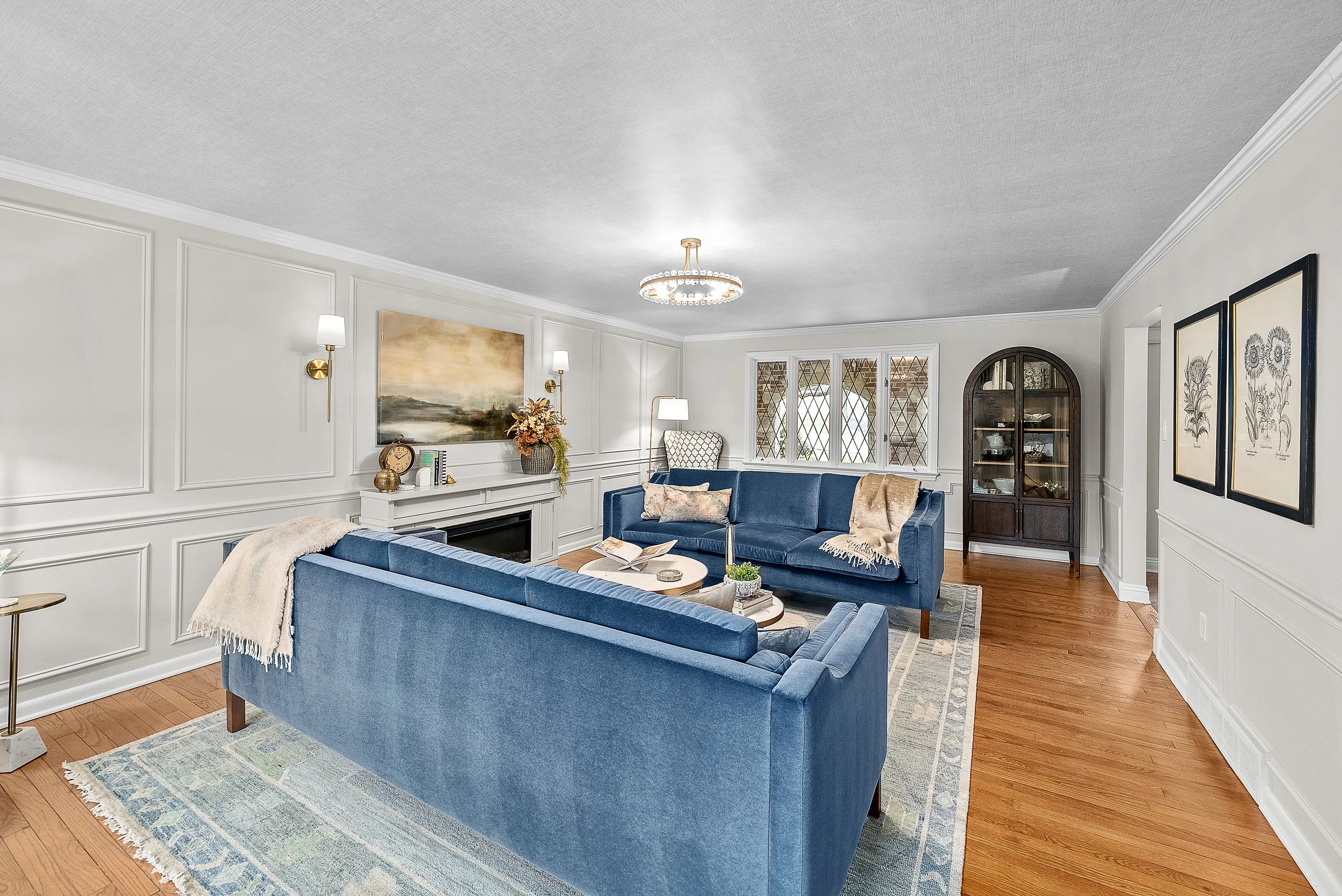 Modern-classic living room decorated by FUNCY DECOR.