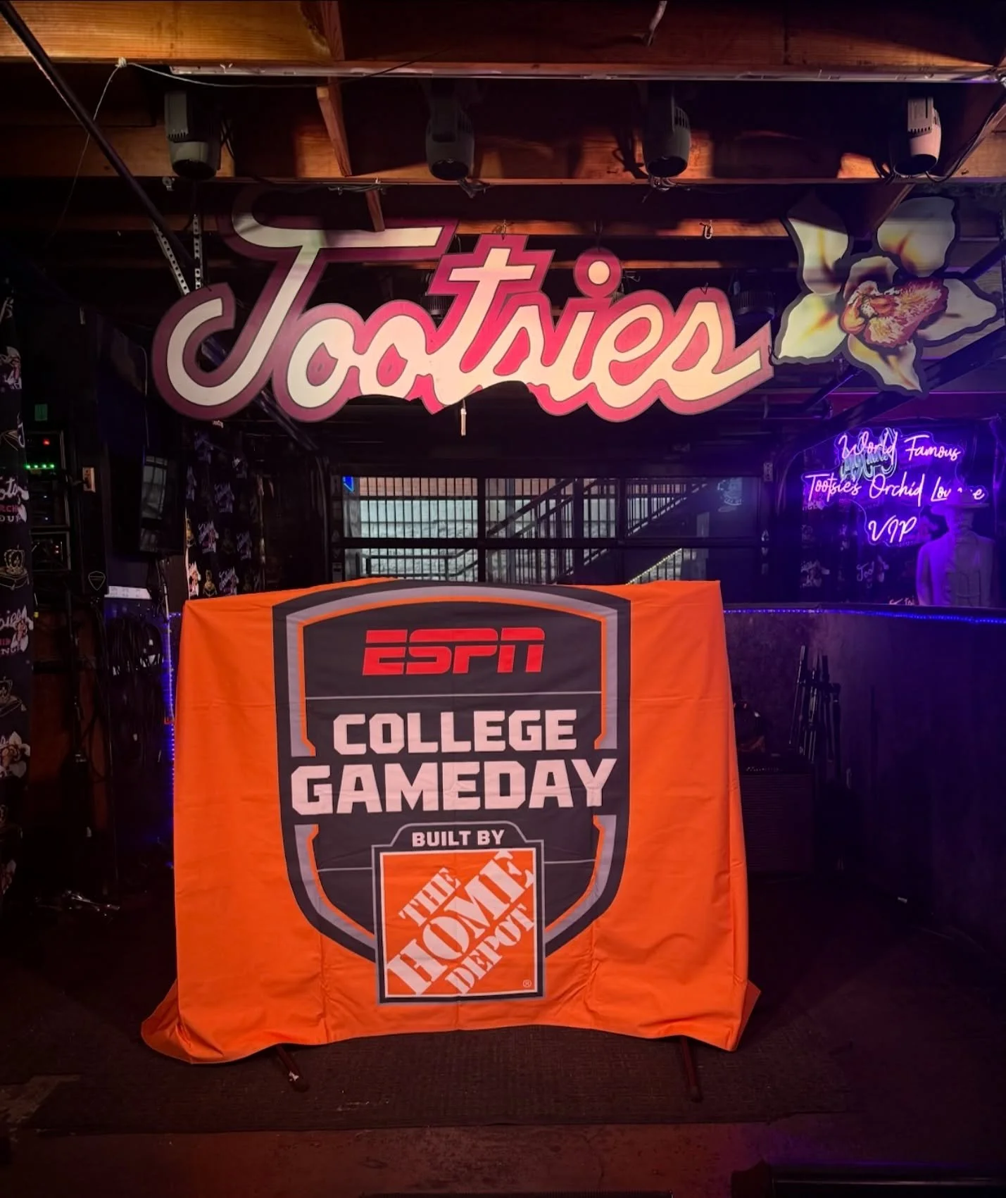ESPN pulled up to Broadway.... Welcome to the big leagues 😉🏈🍻 @tootsies_orchid_lounge