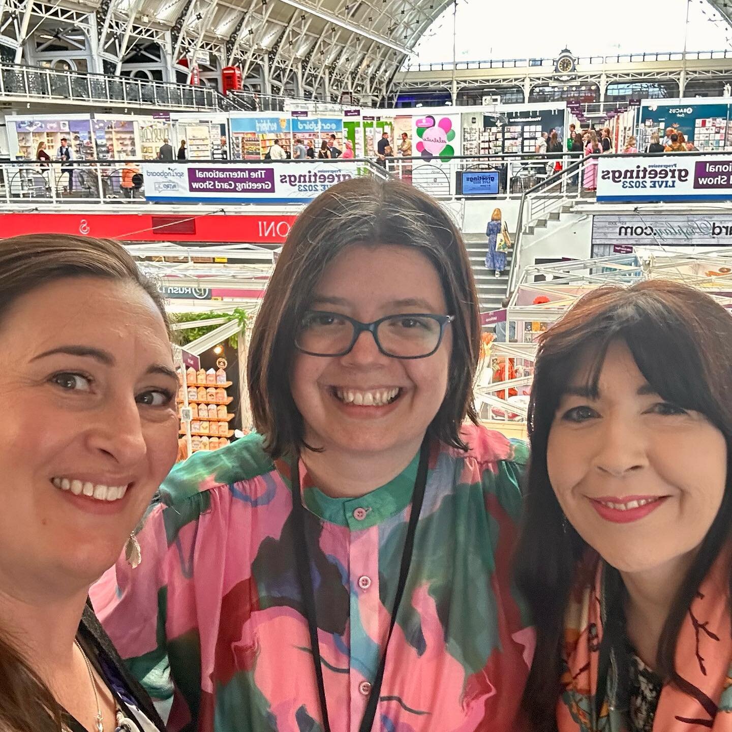 Today was just magic ✨ My first visit to @pglivelondon and meeting up in real life with @cassandrarileydesigns @northernbirddesigns @wickierowlandillustration @jehane_ltd @rob_sollom @beales.richard 
So amazing not to have a computer screen between u