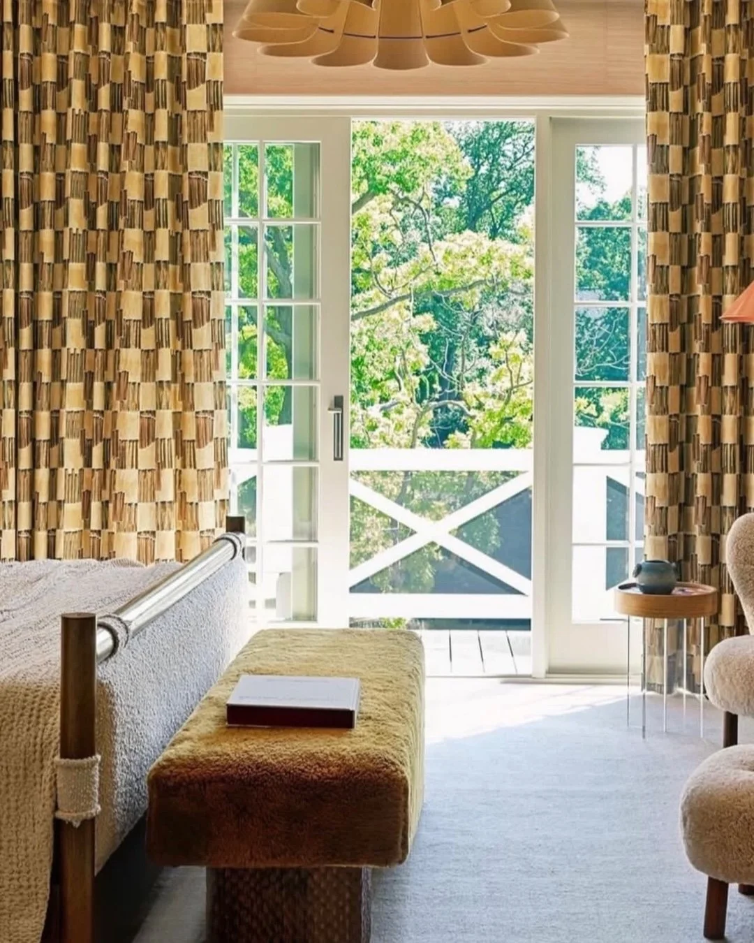 Glorious draperies making a statement in this stunning bedroom by @prospectrefugestudio! 

Did you know that we have a Direct to Trade program available to other designers and studios? If you need custom window treatments, upholstery, or a source for