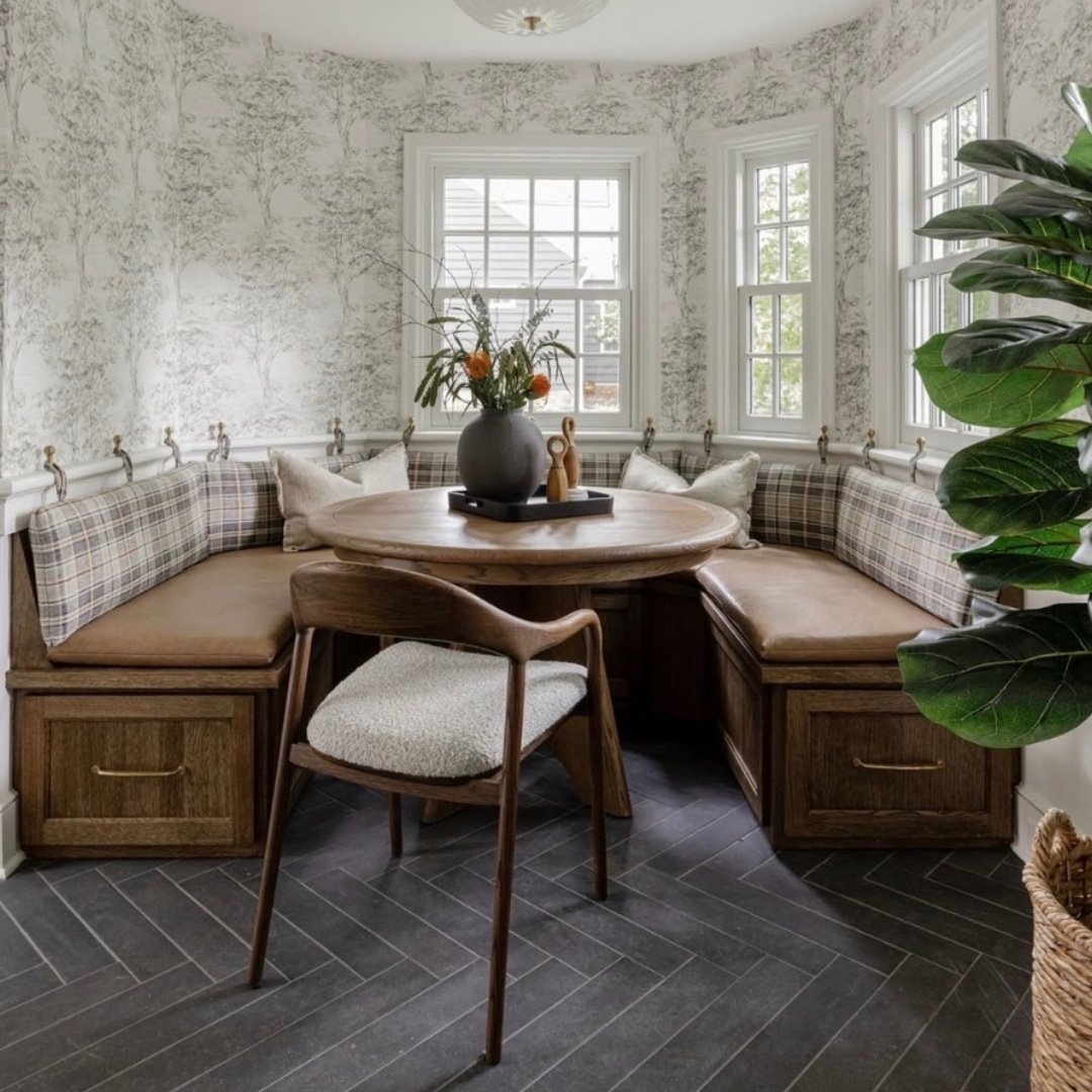 Custom banquettes are our specialty! We love working with designers to create the perfect solution for a unique space. 

Thanks @karcampbellinteriors for including us in this project! We think this cozy dining space is pure perfection.