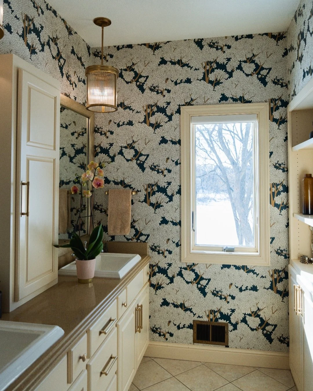 Small changes = big impact! Without the hassle (or dust!) of a full renovation, Maud and Brian brought new life to their bathroom. Wallpaper from @kravet1918, plus new faucets, hardware, lighting, and a towel warmer brought a little luxury and a lot 