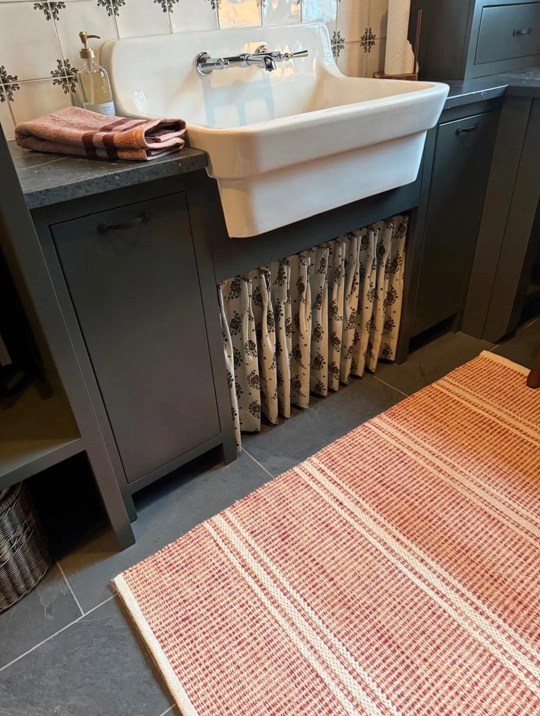 Spring cleaning just got a whole lot cuter! This custom under sink curtain adds both functionality and style to the space. Thanks to Carrie Harrington and @idinteriordesignmn for including us in this sweet little project! 🧼🧹