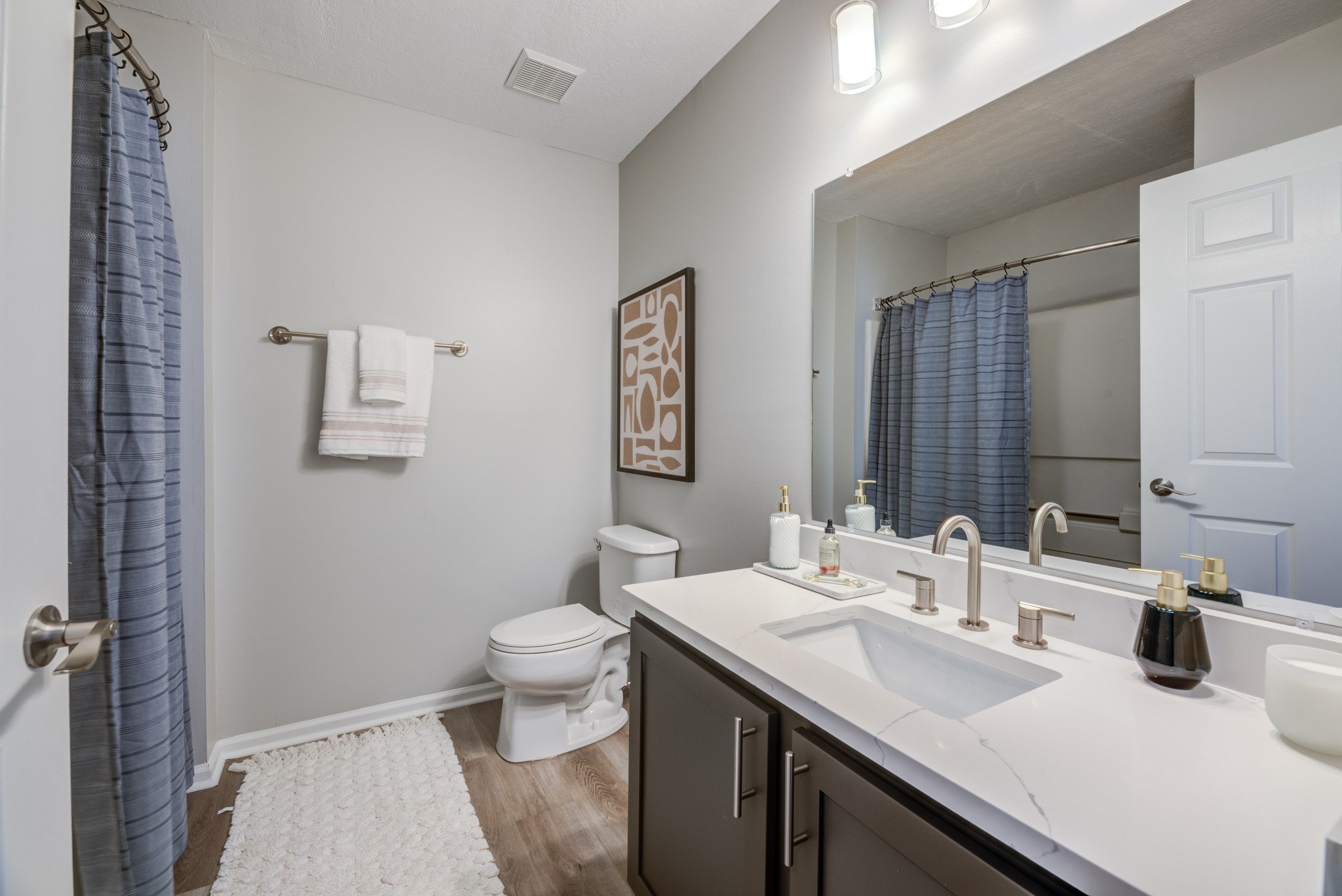 Updated vanities, countertops, and mirrors are included in our newly renovated units. Getting ready in the morning is easier with the right space. 🚿

#HeritageGreenHilliard #LiveAtHeritageGreen #HilliardOhio #HilliardOhioApartments