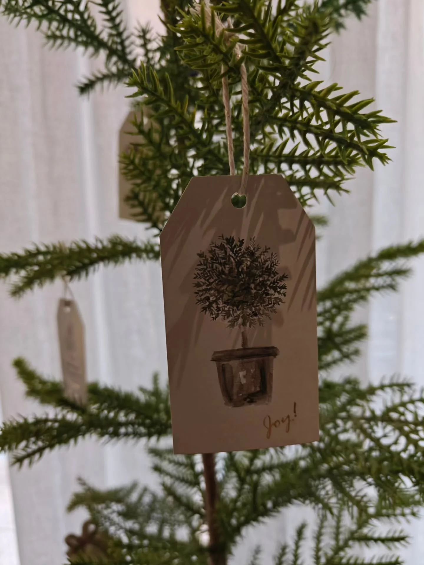 L&auml;mmin ajatus jouluun ja l&auml;henev&auml;&auml;n vuoden vaihteeseen 💚

Vuoden loppu her&auml;tt&auml;&auml; meiss&auml; jokaisessa erilaisia tunteita. Toisille t&auml;m&auml; aika tuo valoa ja rauhaa, toisille se voi olla raskasta, yksin&auml