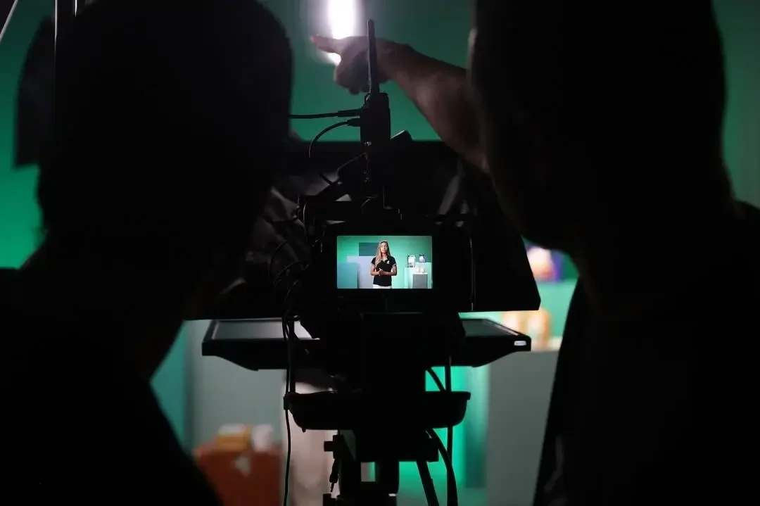 Direção de fotografia preparando a próxima tomada.