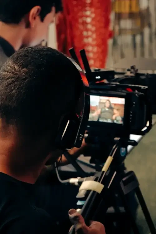 Produção organizando roteiro em set de filmagem.