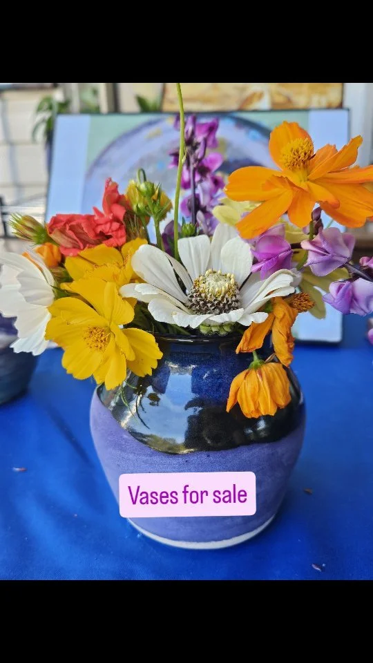 Wildflowers are so awesome! I love picking them from my garden and then using them in my ceramics!
.
I have vases, pots, planters, and more for purchase at @smoketownstudios and Starry Night Art studio! Flowers in the vase are FREE! 🌼🌻
.
.
#brunswi