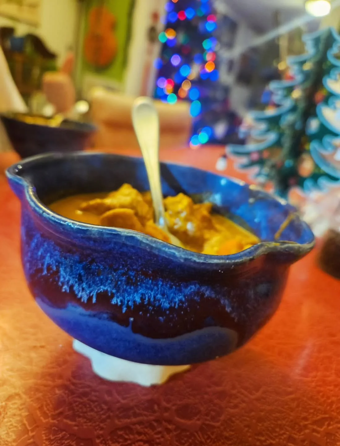 Here's an action shot of a bowl I made for @barredowlart, with Indian food that he made for me! 
Wheel thrown with Amaco glazes, Deep Firebrick and Indigo Float.
.
.
#Amacoglazes #ceramics #wheelthrownpottery