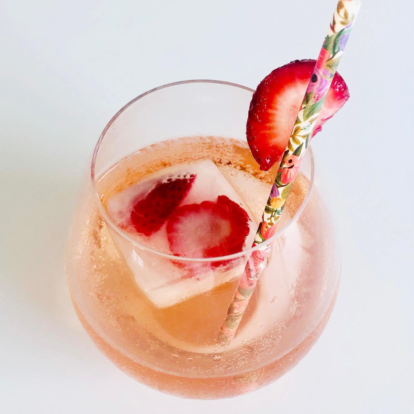 Nothing says warm weather like a Ros&eacute; Soiree! 🌹

Grab your besties and raise a glass to this taste of paradise. 

Recipe in bio 👉

#ros&eacute;vibes #ros&eacute; #ros&eacute;allday #mocktailrecipes #carruthwellness