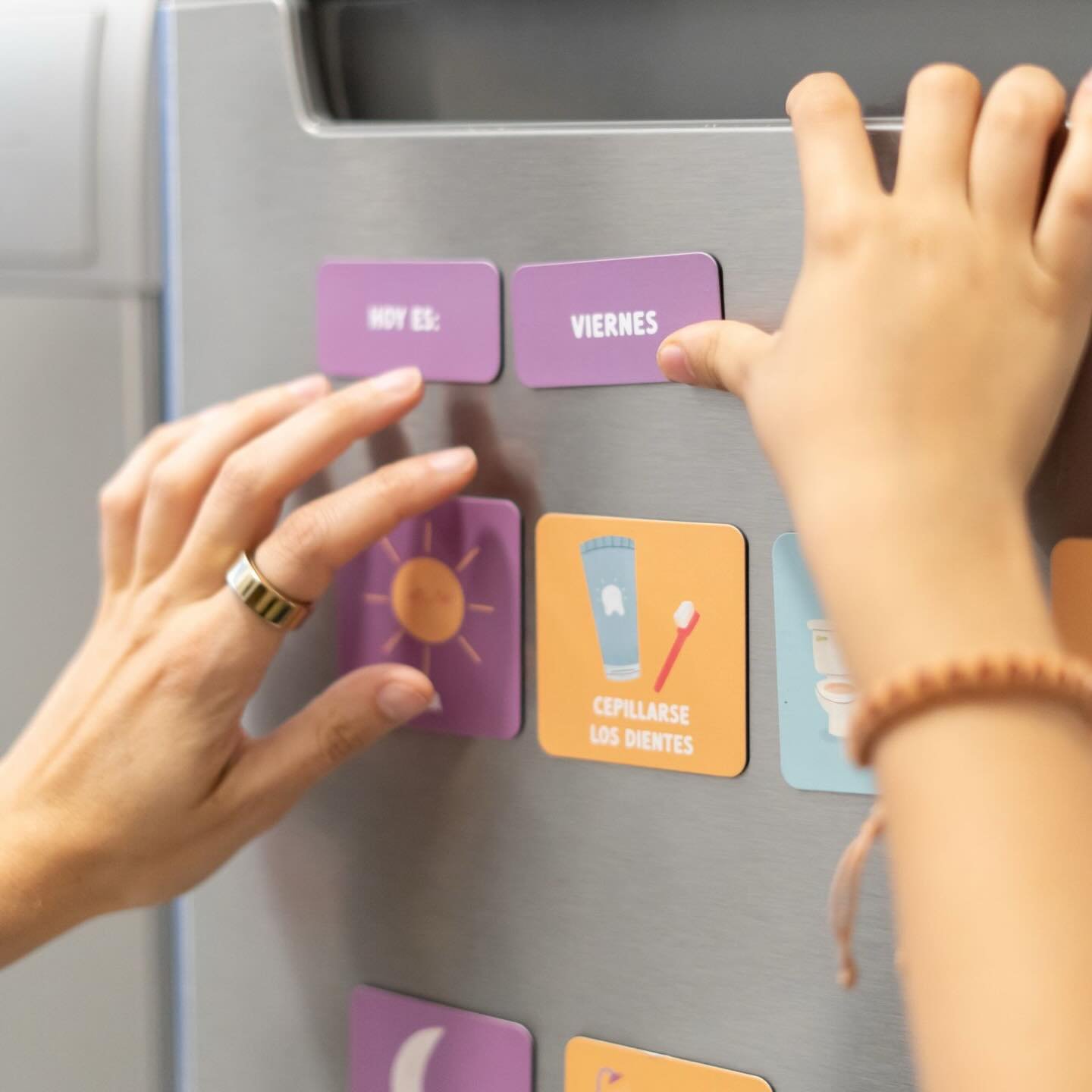 Crear rutina calma el sistema nervioso. 

Da sensaci&oacute;n de predictibilidad en un mundo donde mucho es incierto. 

Seguir una rutina es un regalo para ti y tus hijos ❤️. 

YA DISPONIBLES EN VENEZUELA y TODA EUROPA. 

$29.99 

Escr&iacute;benos p